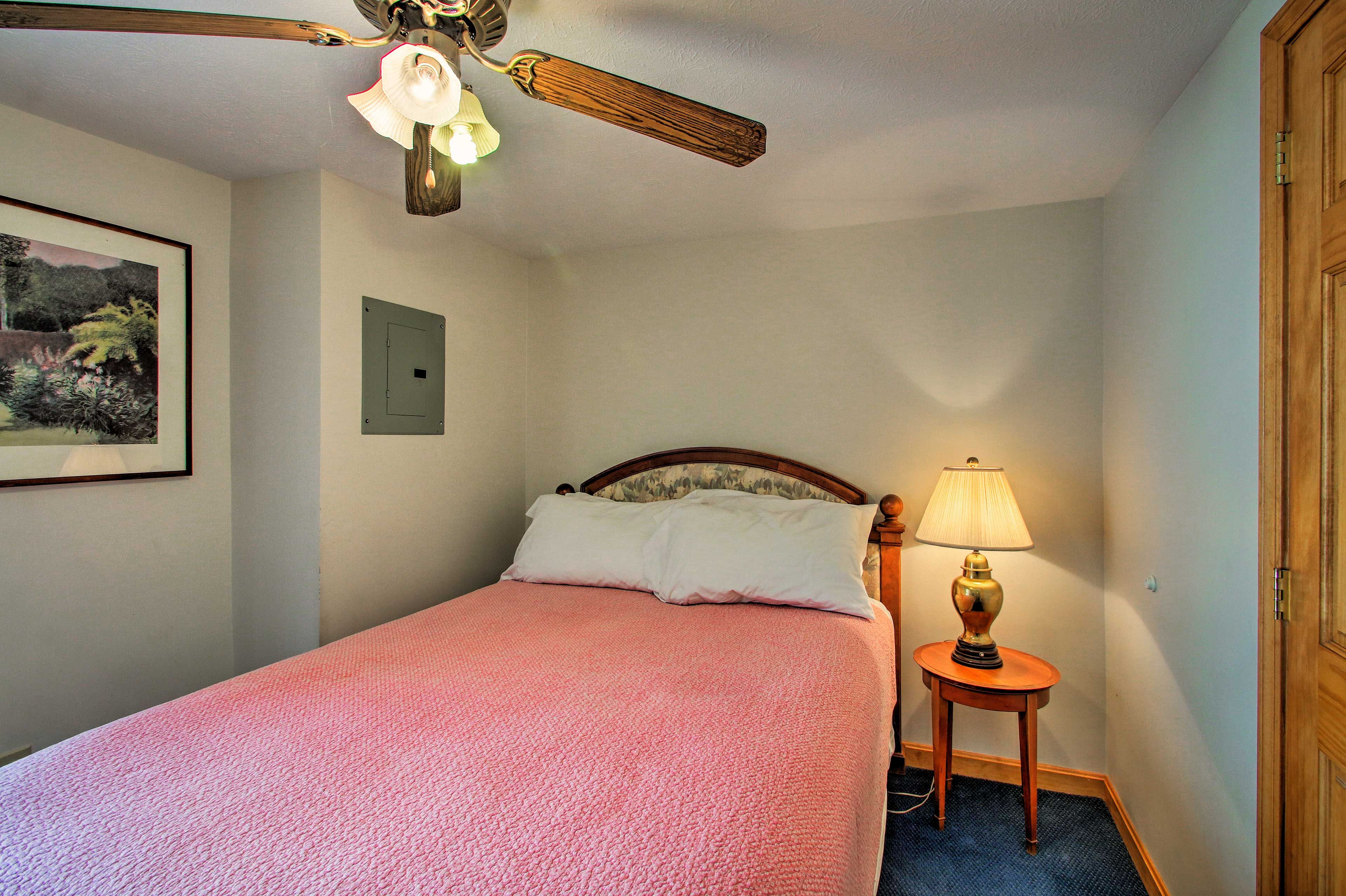 Bedroom 1 | Queen Bed