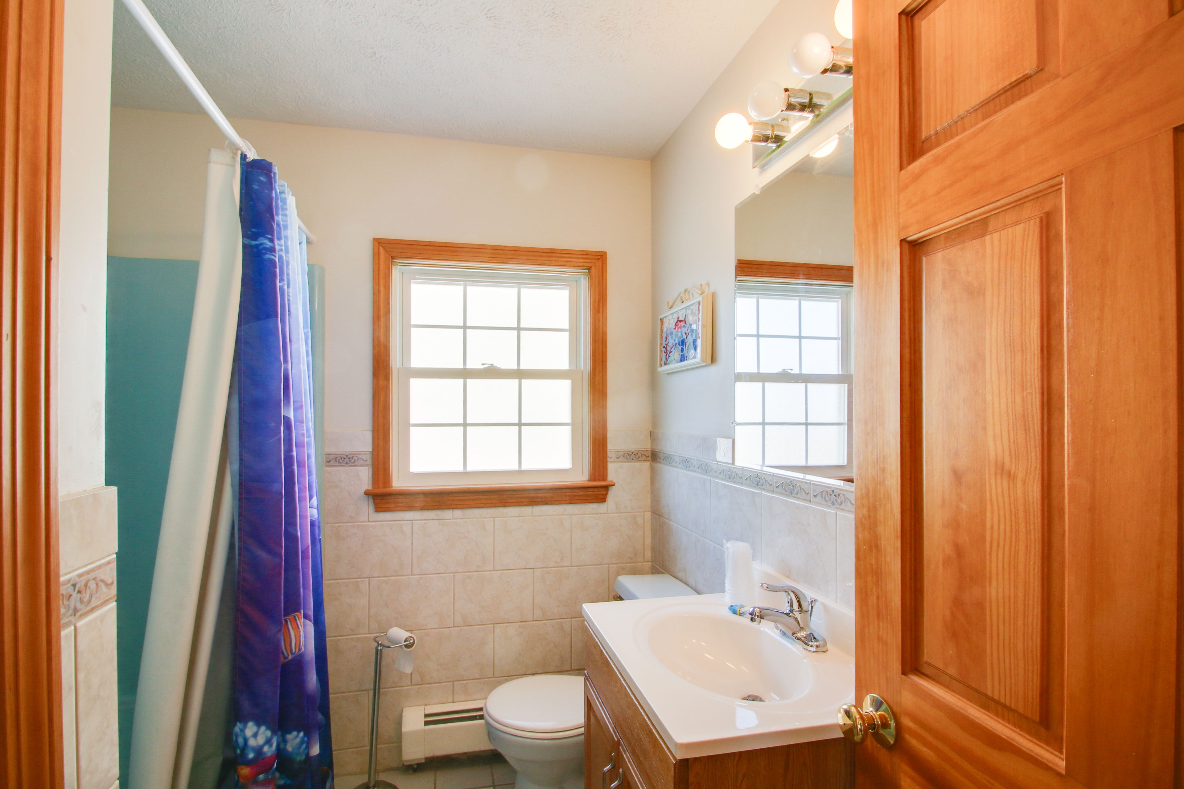 Full Bathroom | Complimentary Toiletries | Towels Provided
