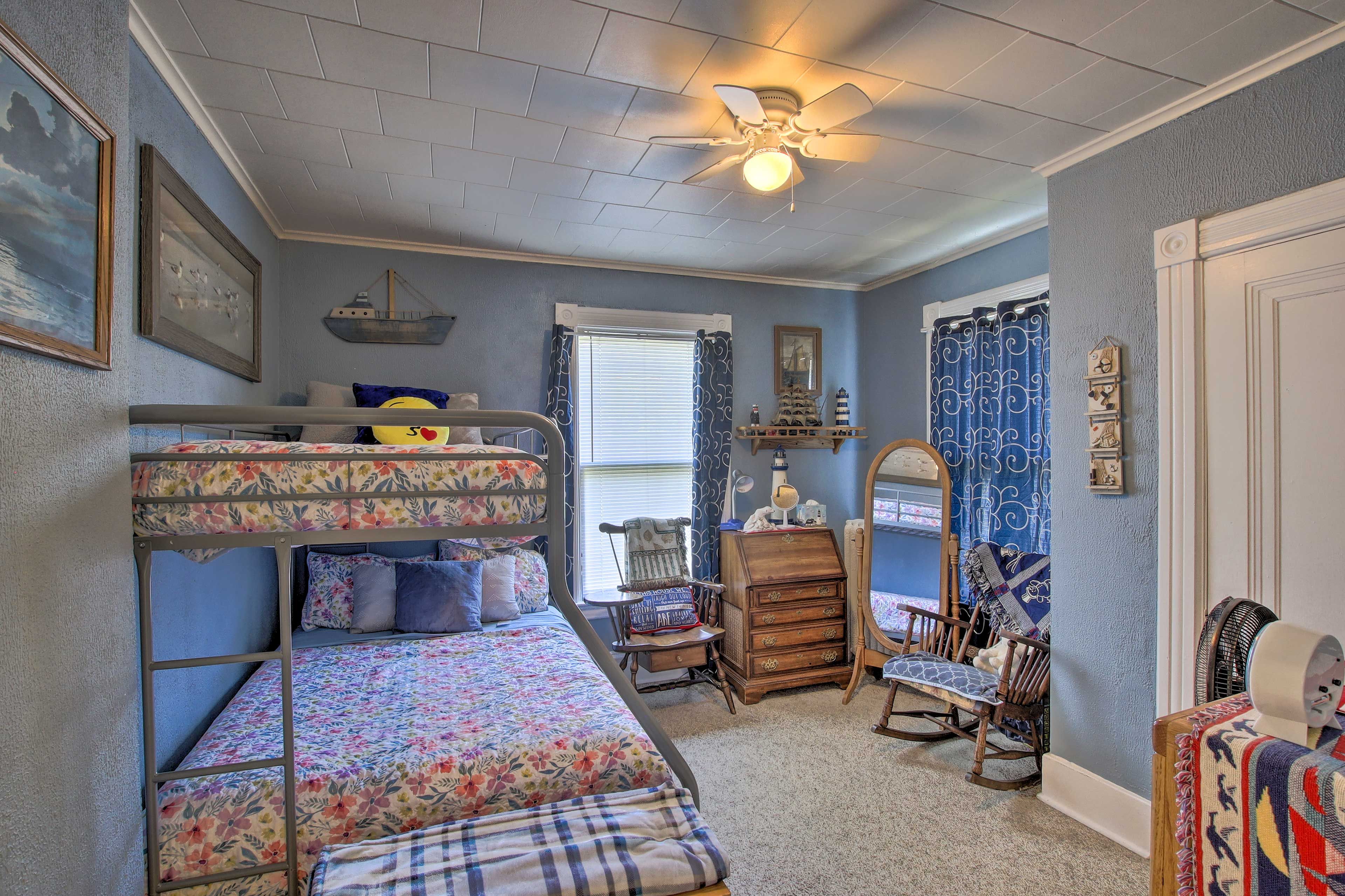 Bedroom 2 | Twin/Full Bunk Bed