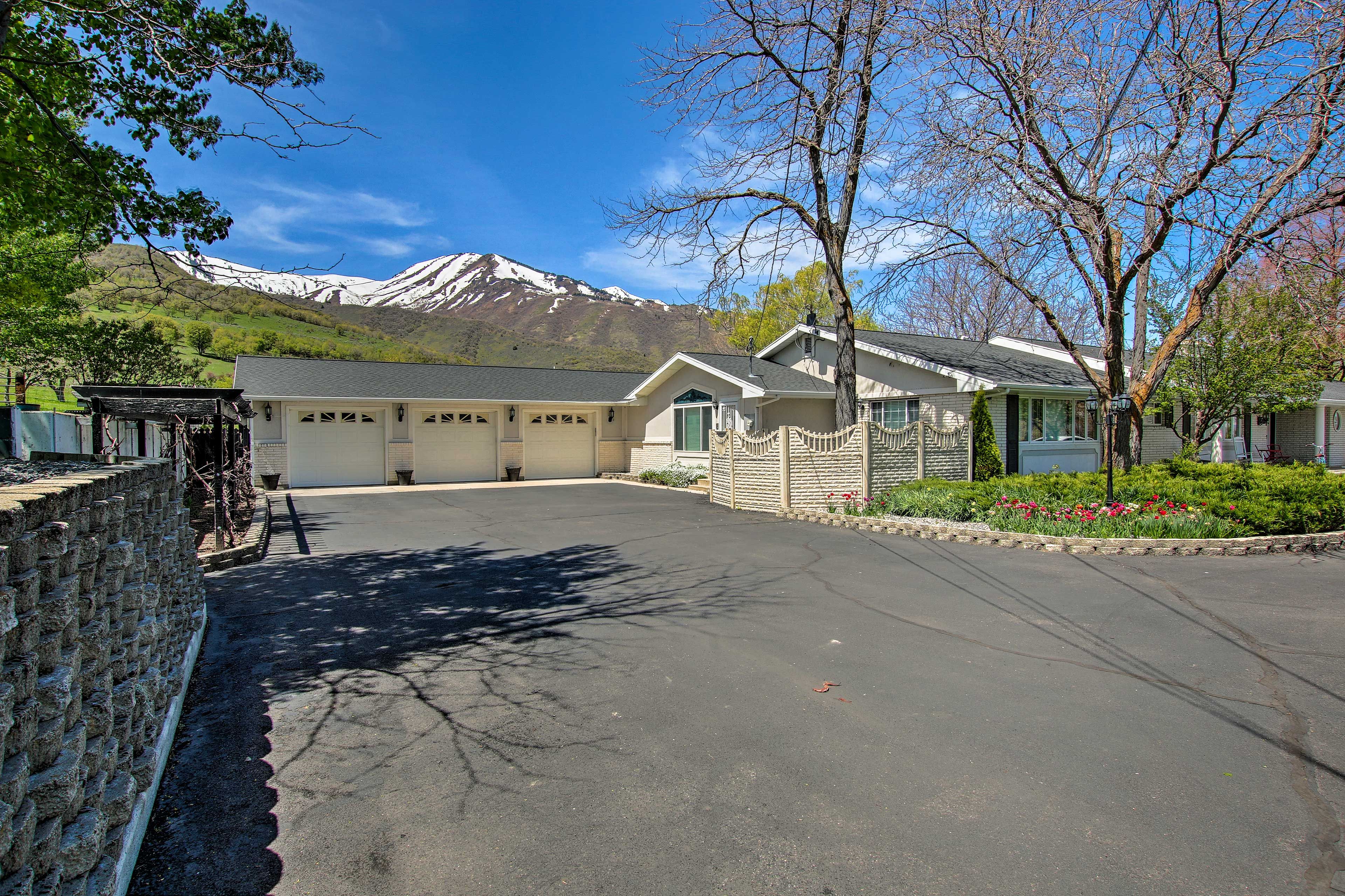 Unit Exterior | Parking | Driveway (6 Vehicles)