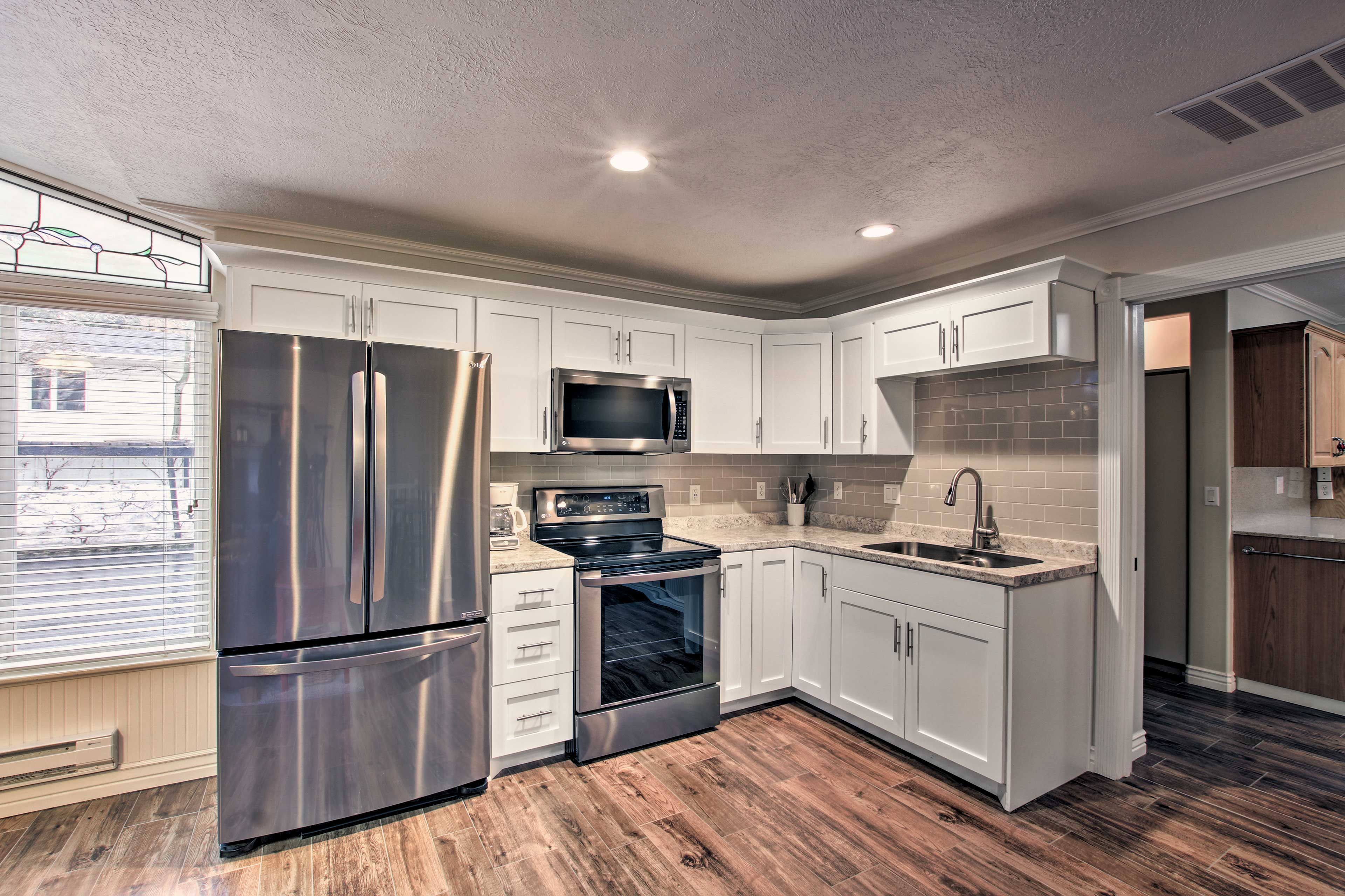 Kitchen | Keyless Entry | 13 Mi to Utah State University