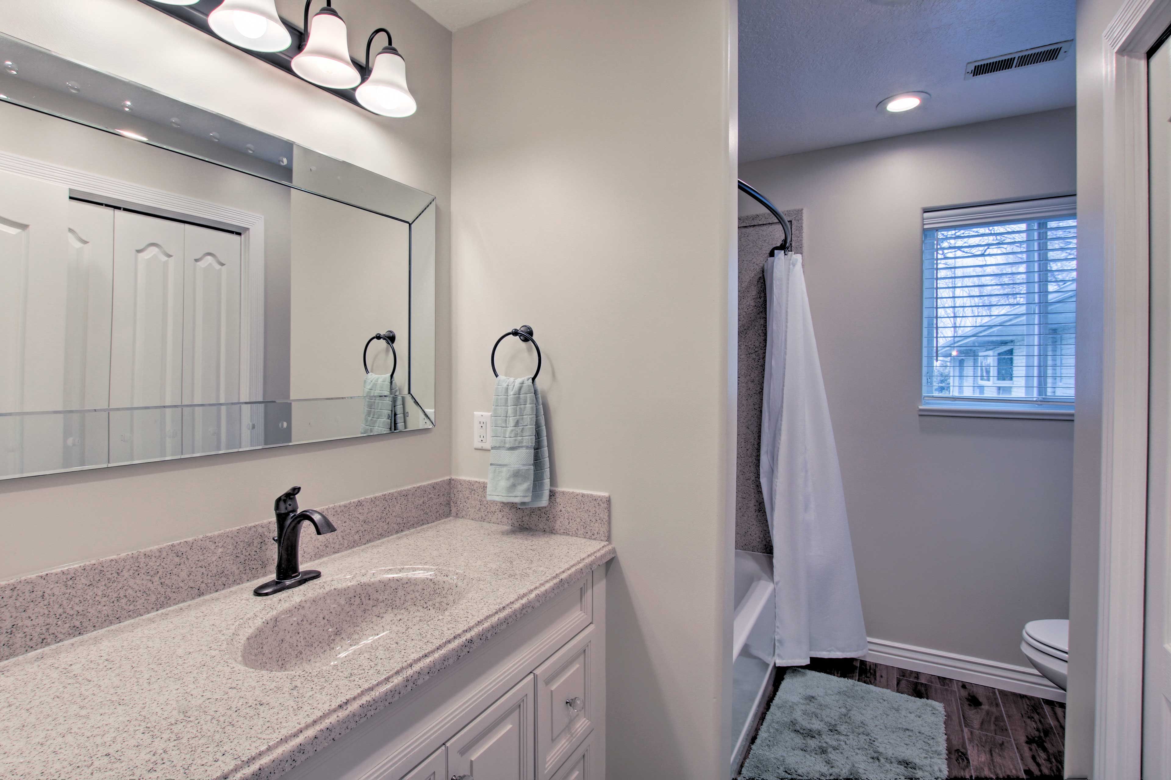 Full Bathroom | Complimentary Toiletries