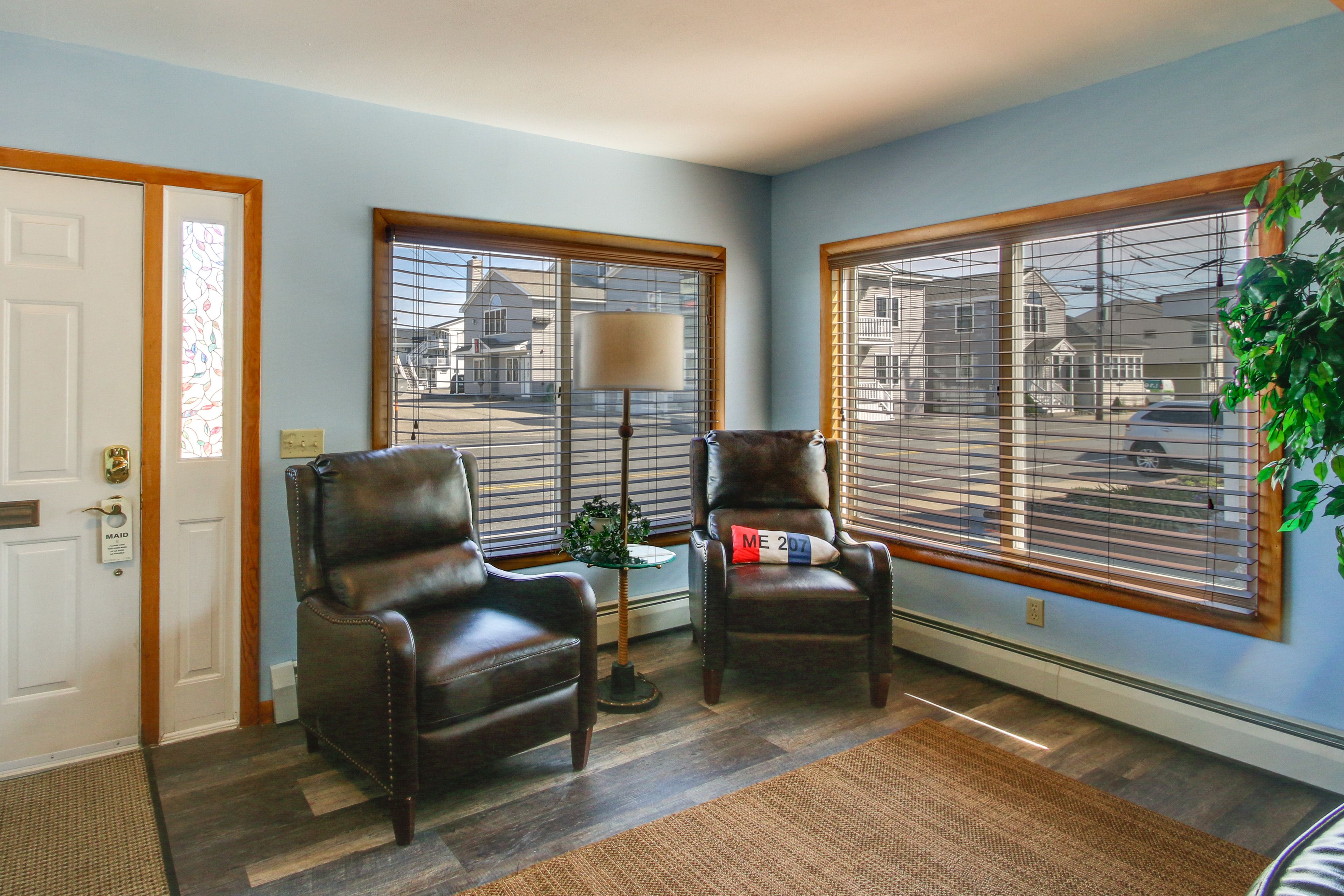 Living Room | Free WiFi | Gas Fireplace | Central A/C