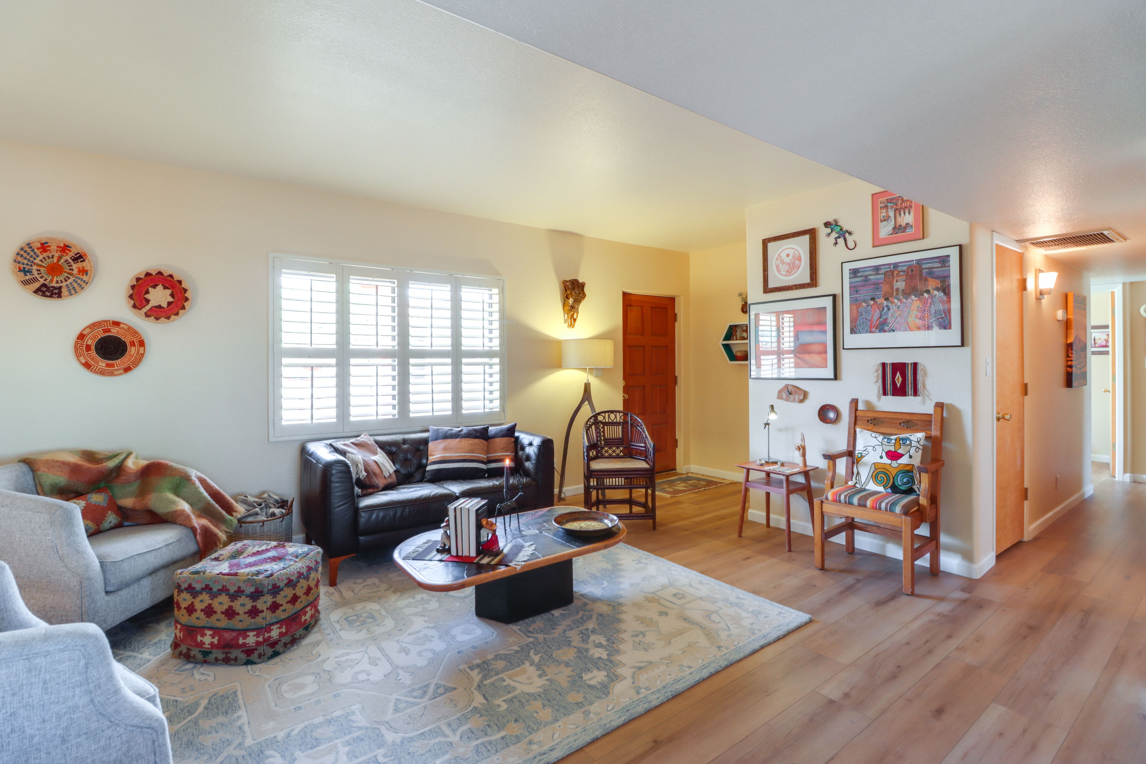 Living Room | Free WiFi | Smart TV | A/C | Gas Fireplace