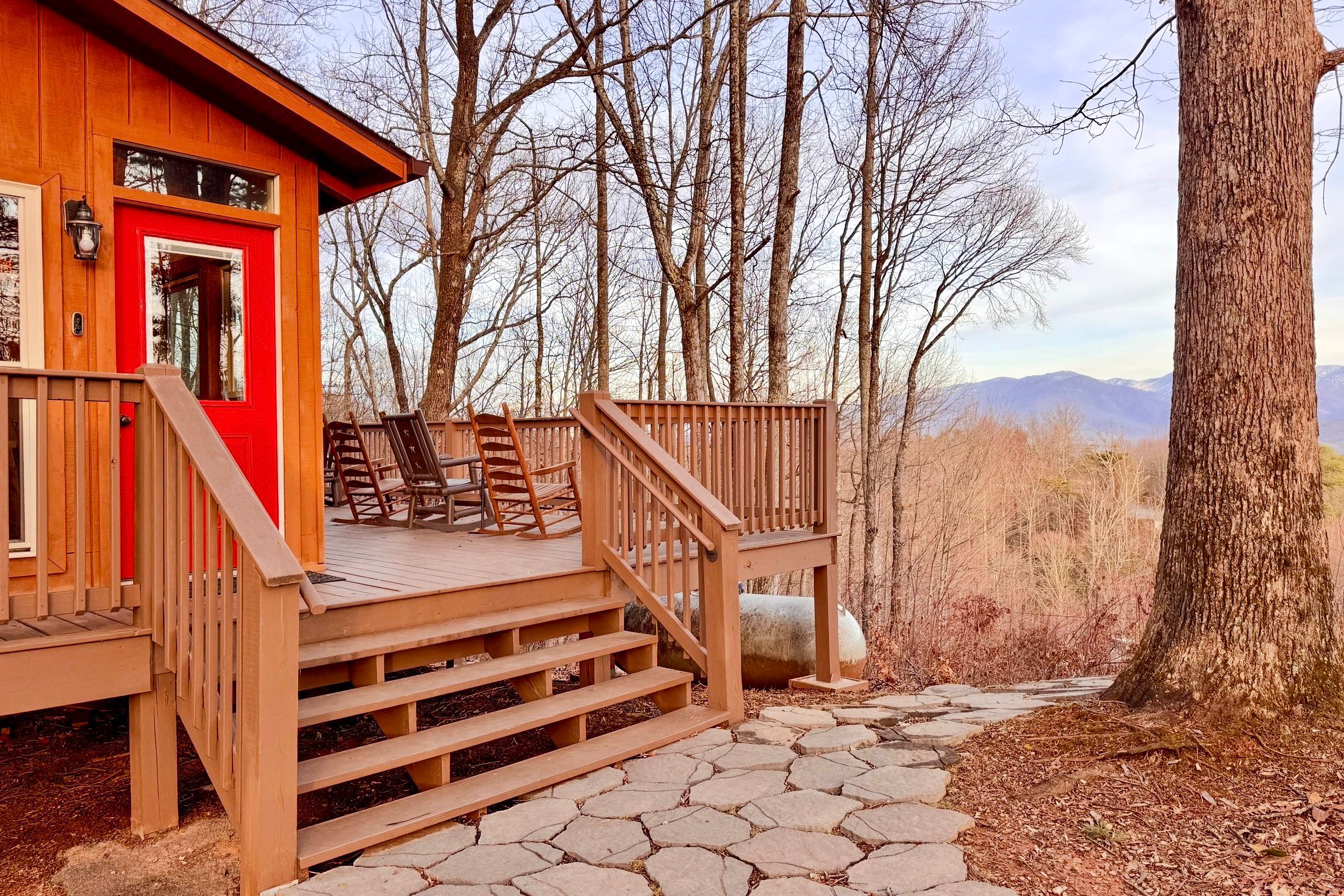 Private Yard | Mountain Views