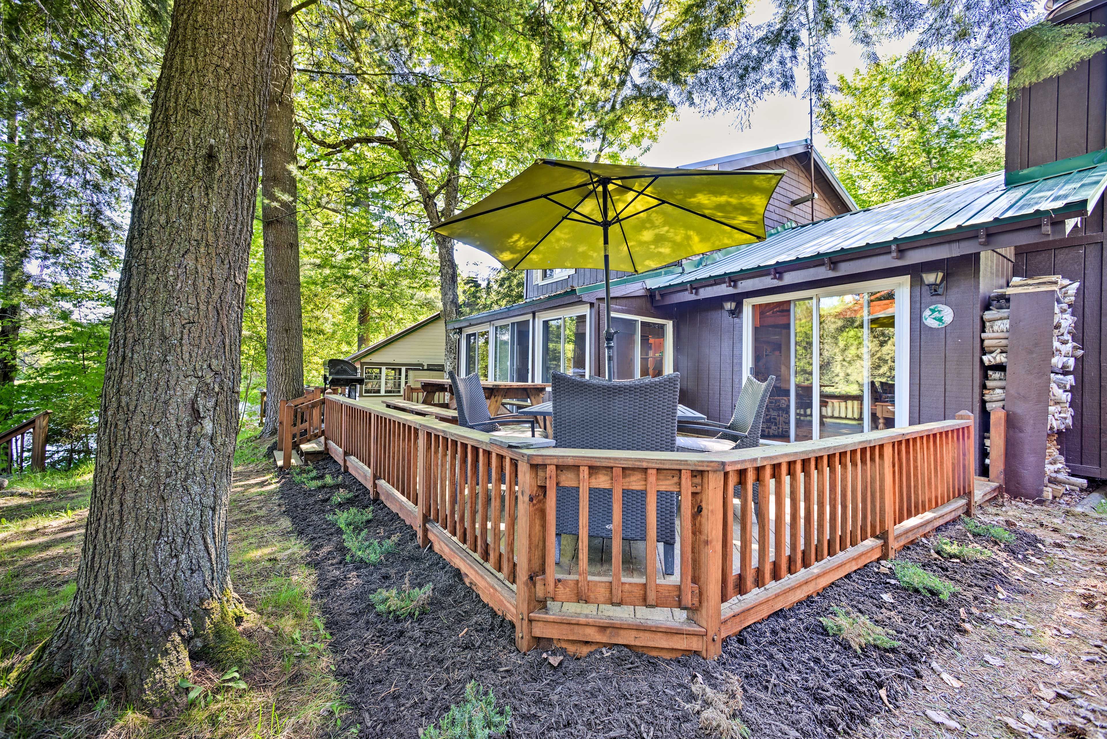 Savor lunch al fresco at the shaded deck table!