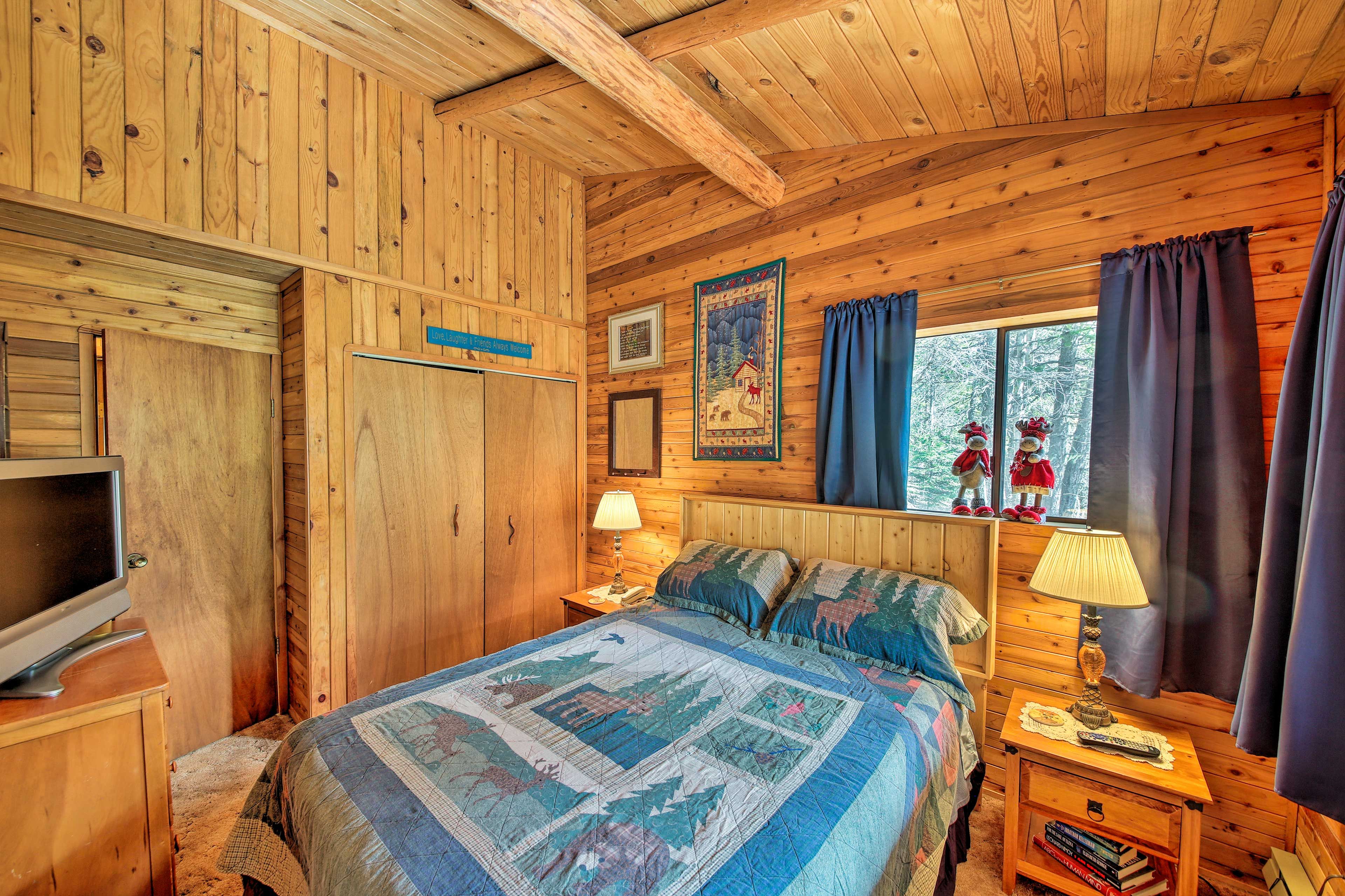 Bedroom 1 | Queen Bed