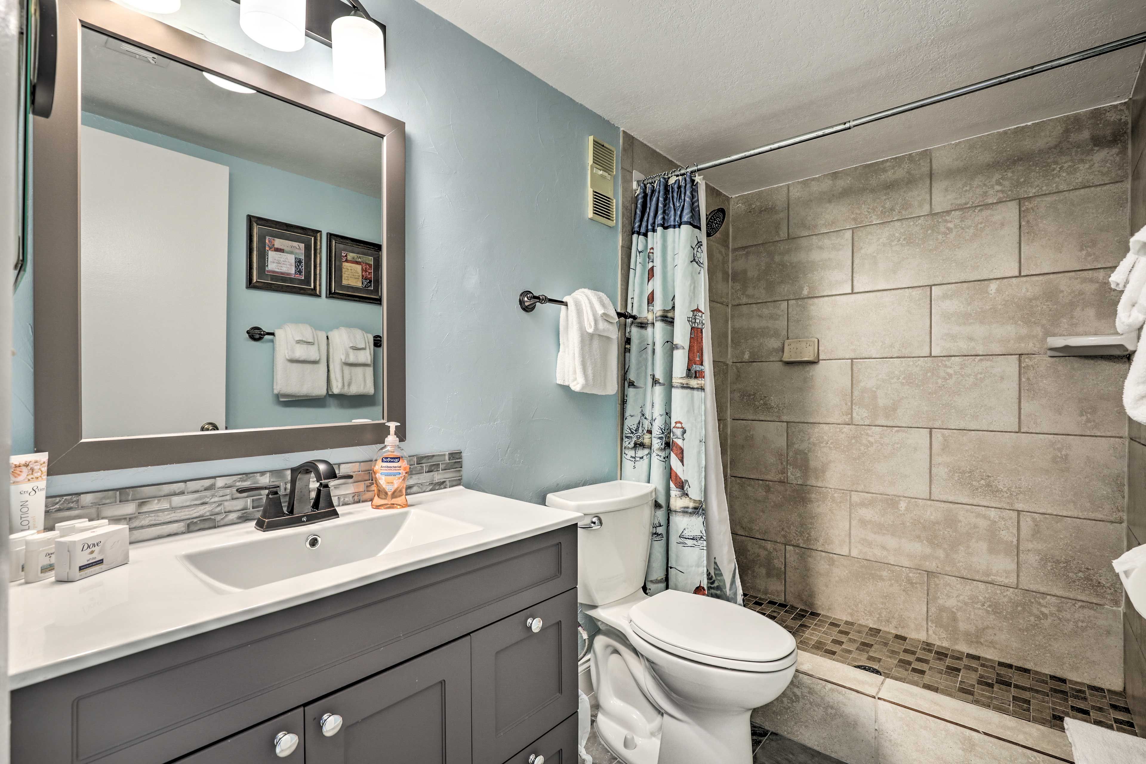 Full Bathroom | Towels Provided