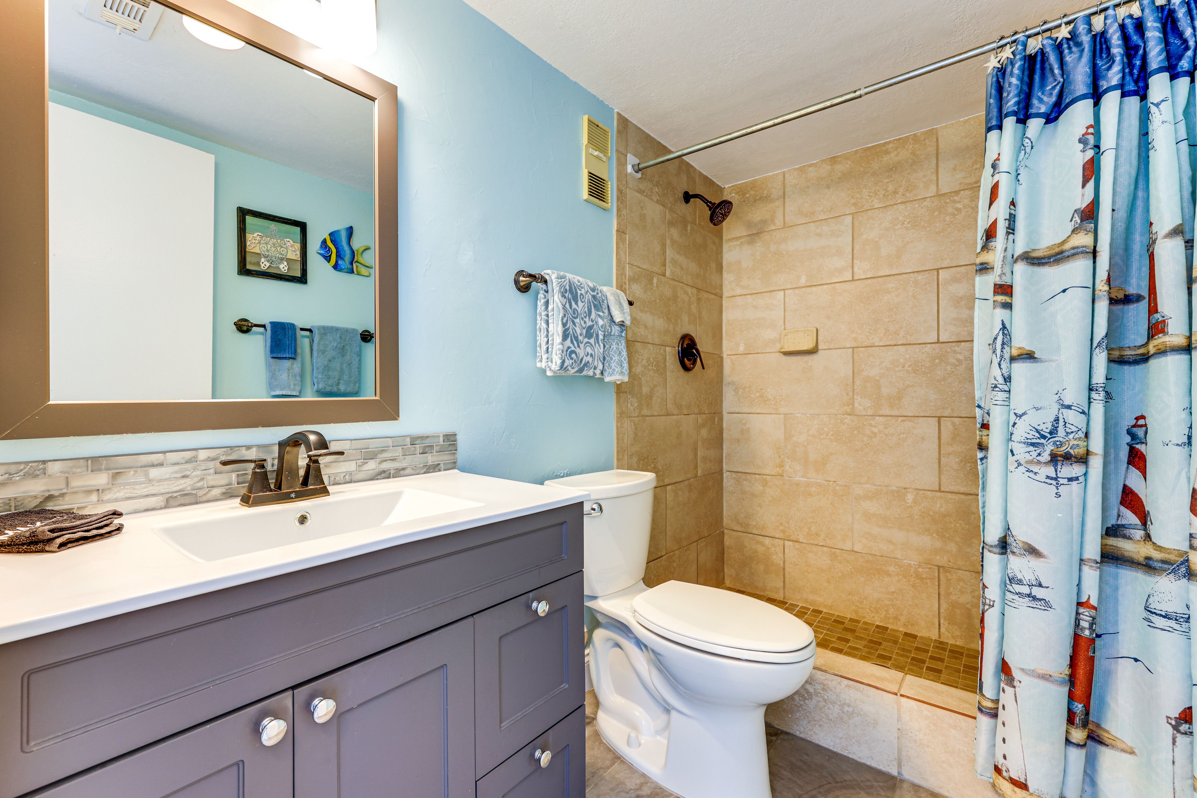 Full Bathroom | Towels Provided