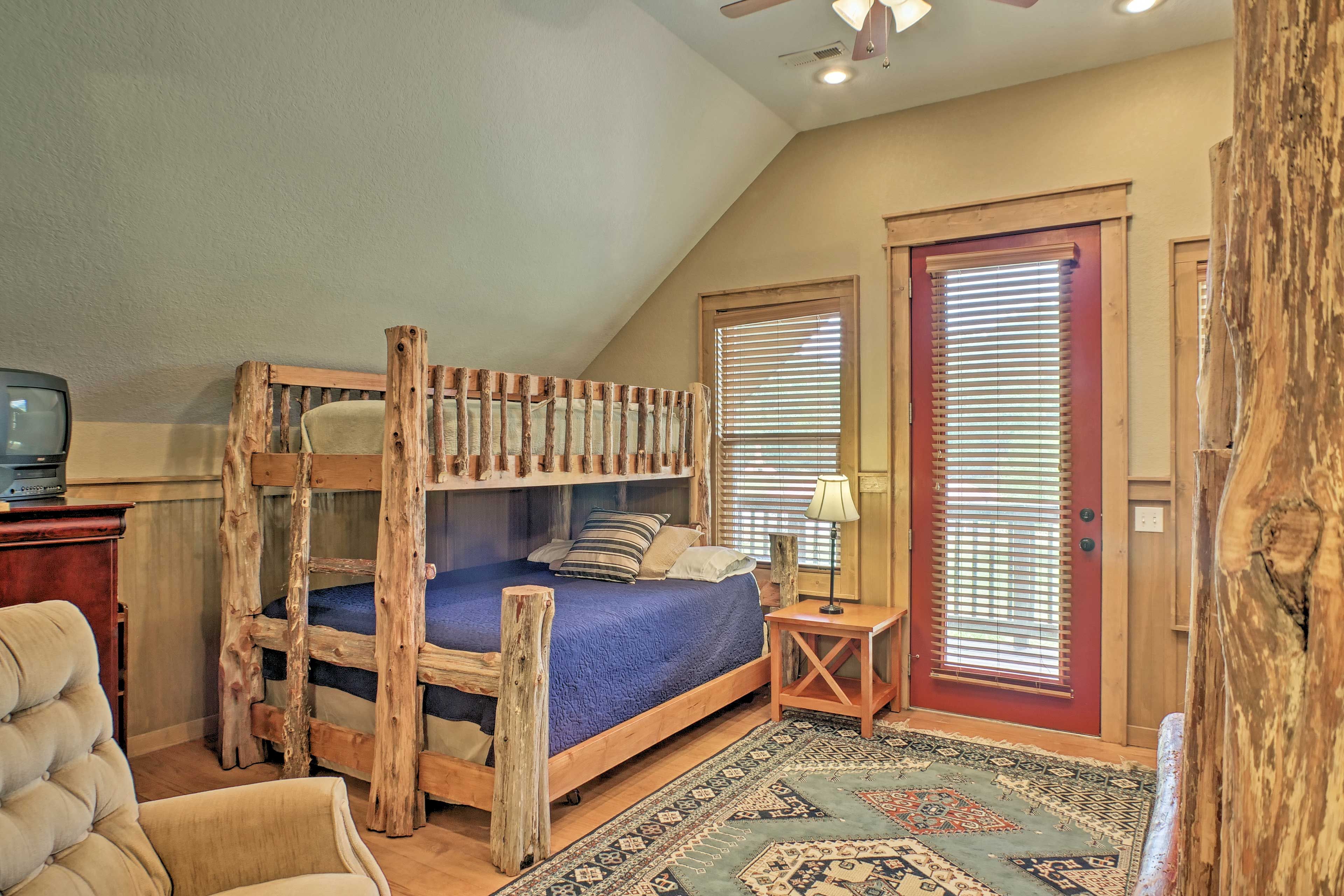 Bedroom 3 | Twin/Queen Bunk Bed | 2 Twin Bunk Beds
