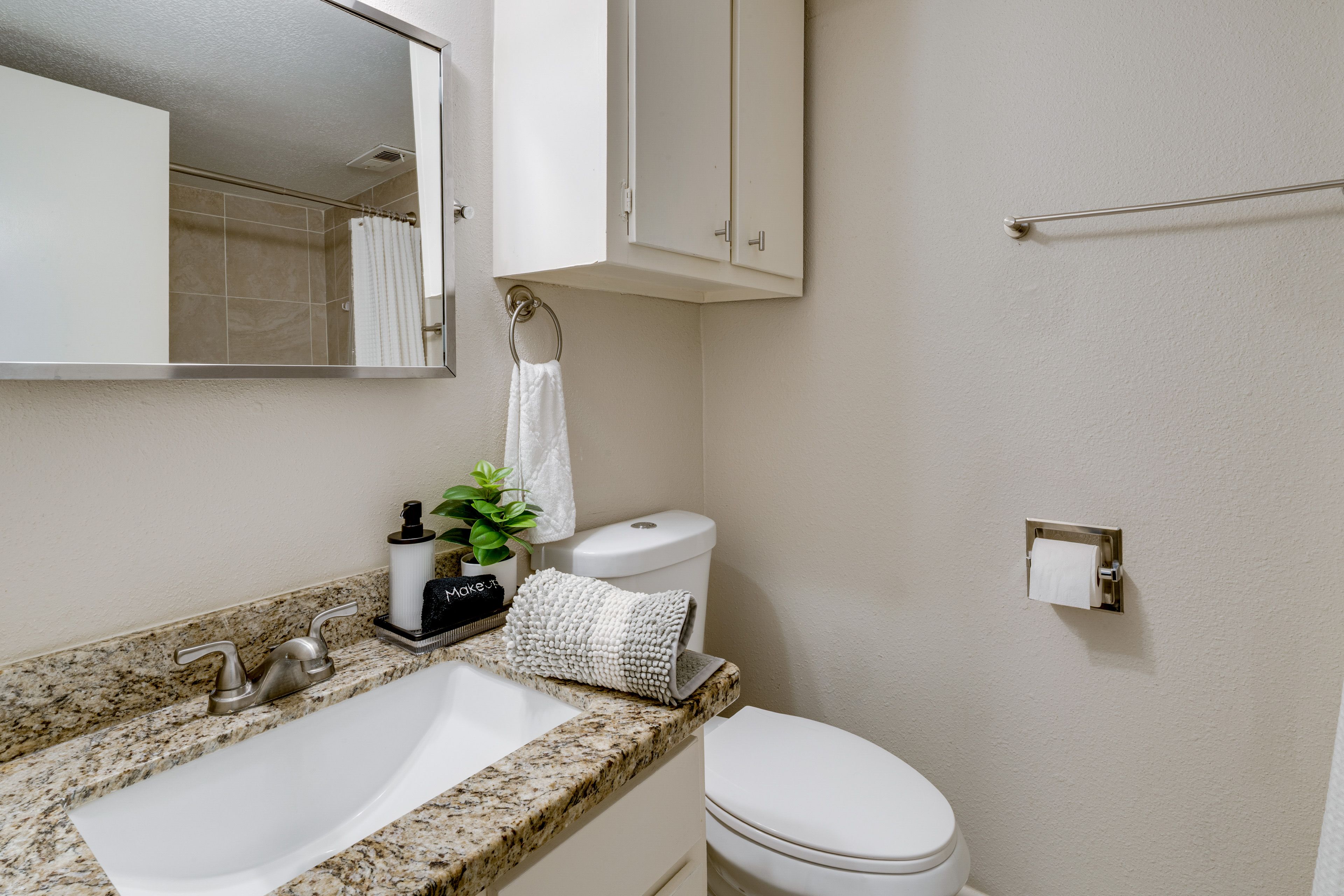 Full Bathroom | 2nd Floor | Complimentary Toiletries