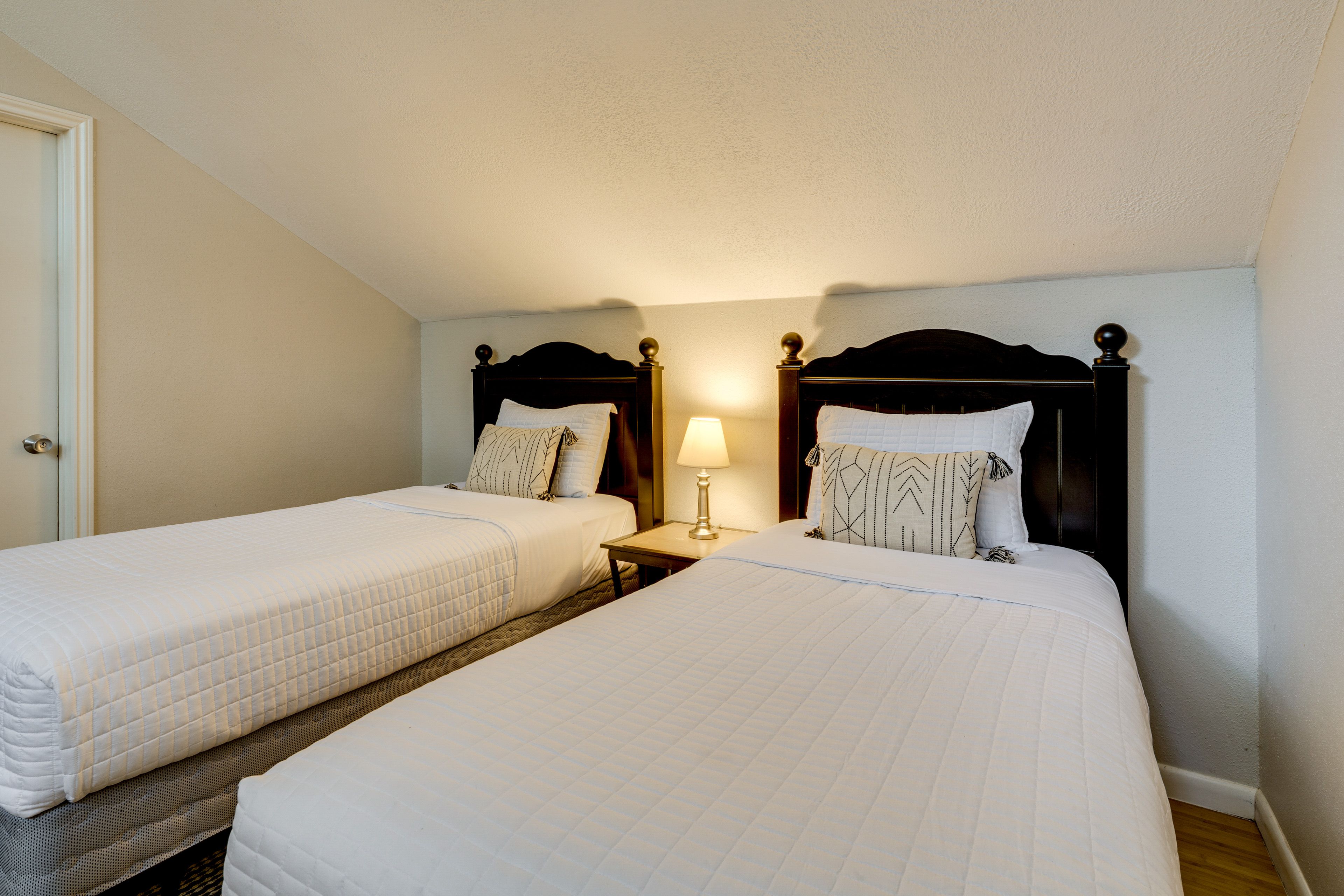 Bedroom 2 (Loft) | 2nd Floor | 2 Twin Beds | Smart TV