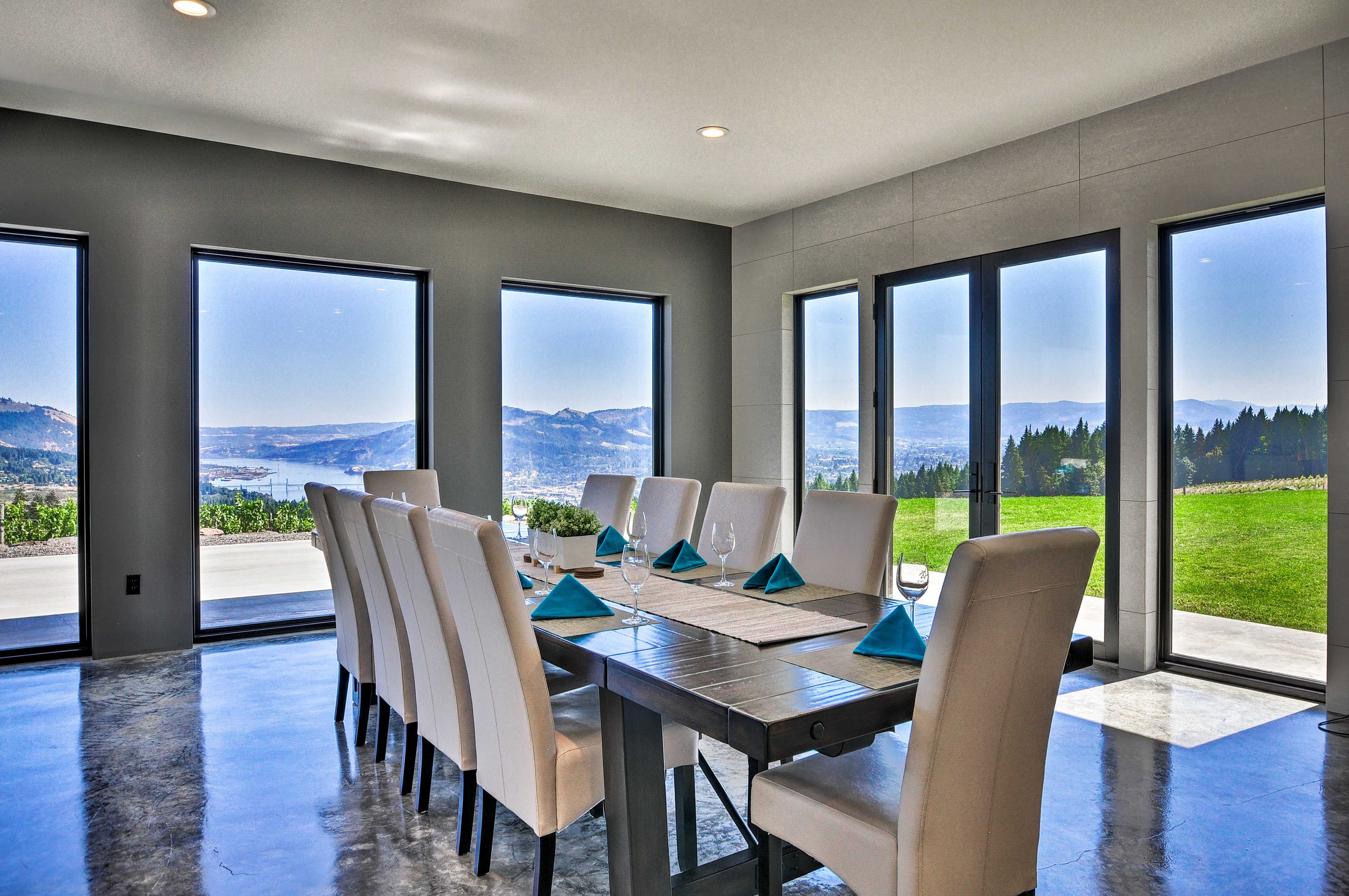 Dining Area | Dishes & Flatware Provided