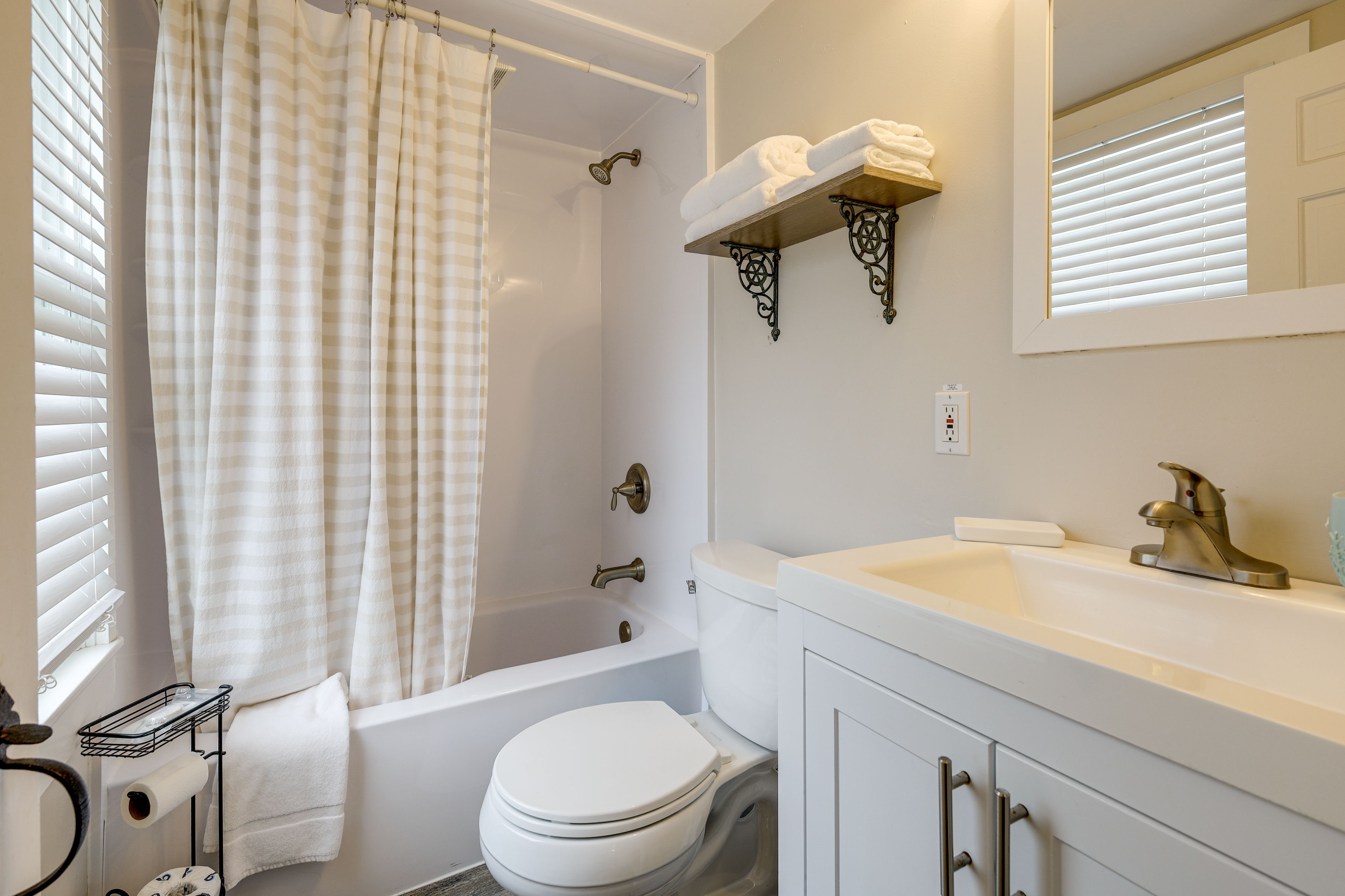 Full Bathroom | Towels & Linens Provided