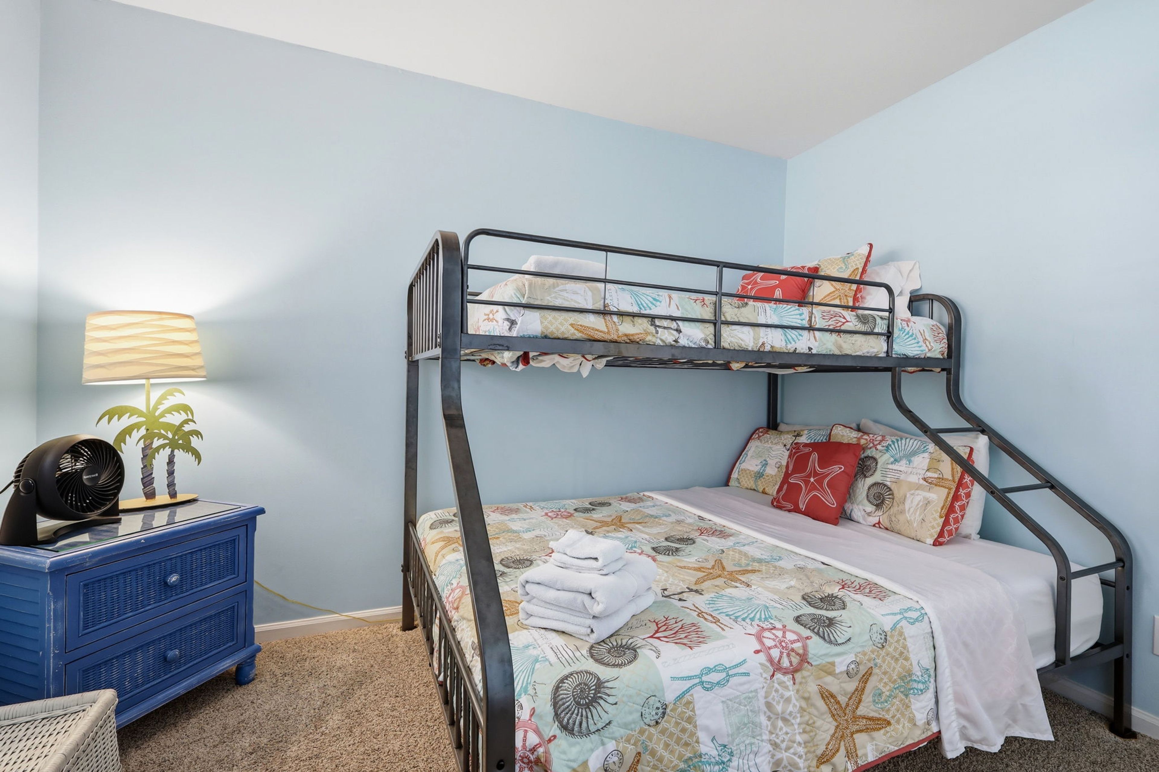 Bedroom 1 | Twin/Queen Bunk Bed