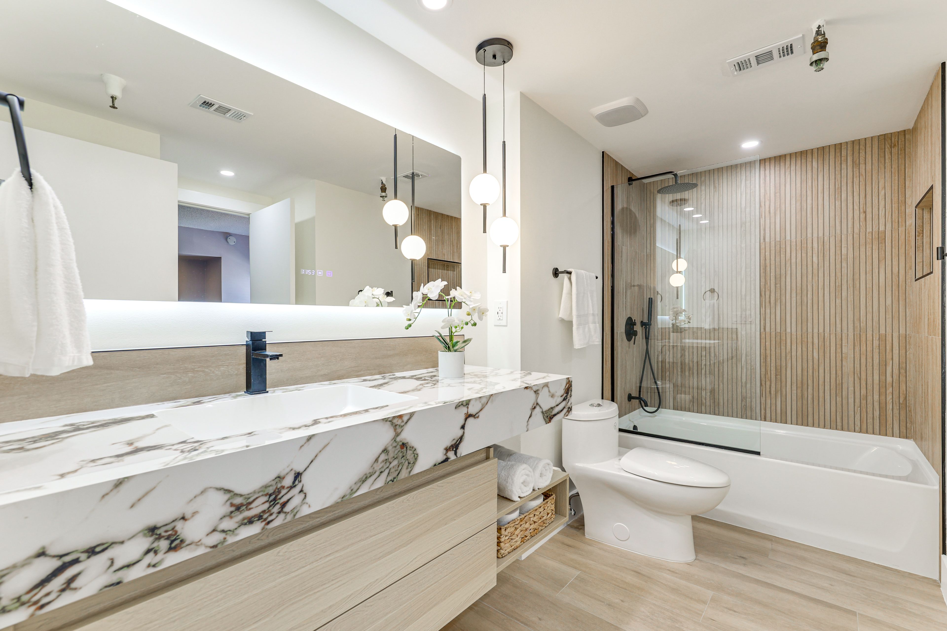 Full Bathroom | Towels Provided