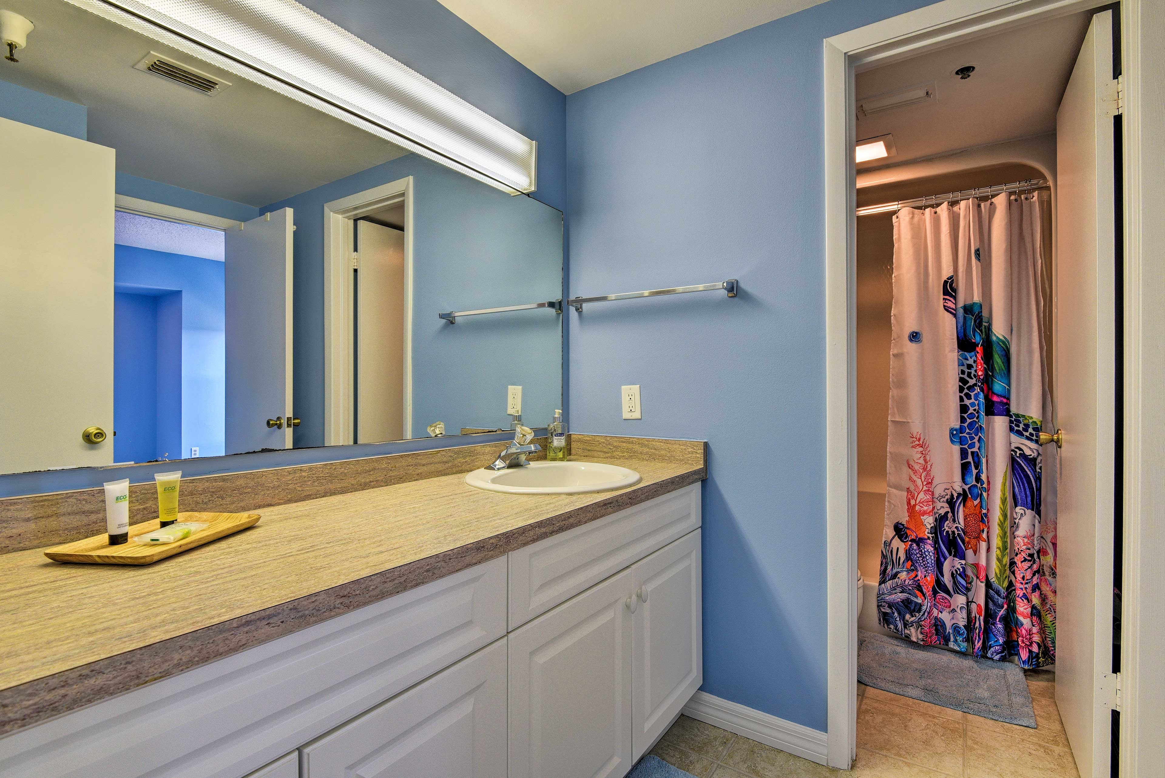 Full Bathroom | Towels Provided