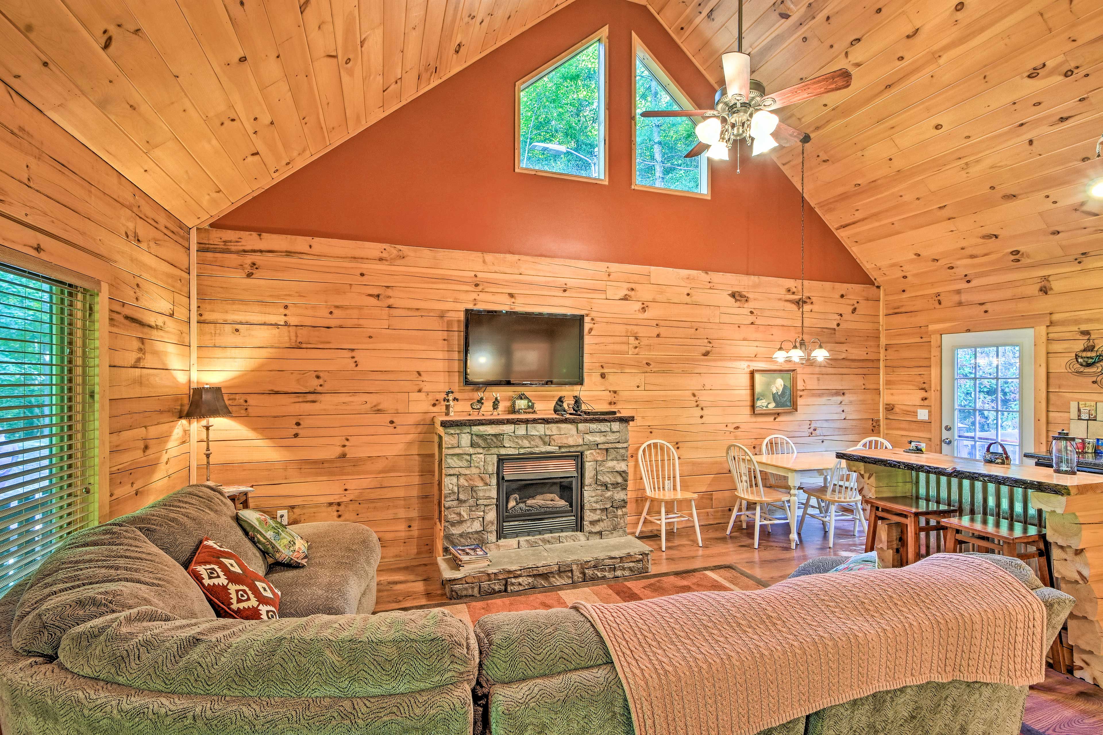 Living Room | Free WiFi | Smart TV | A/C