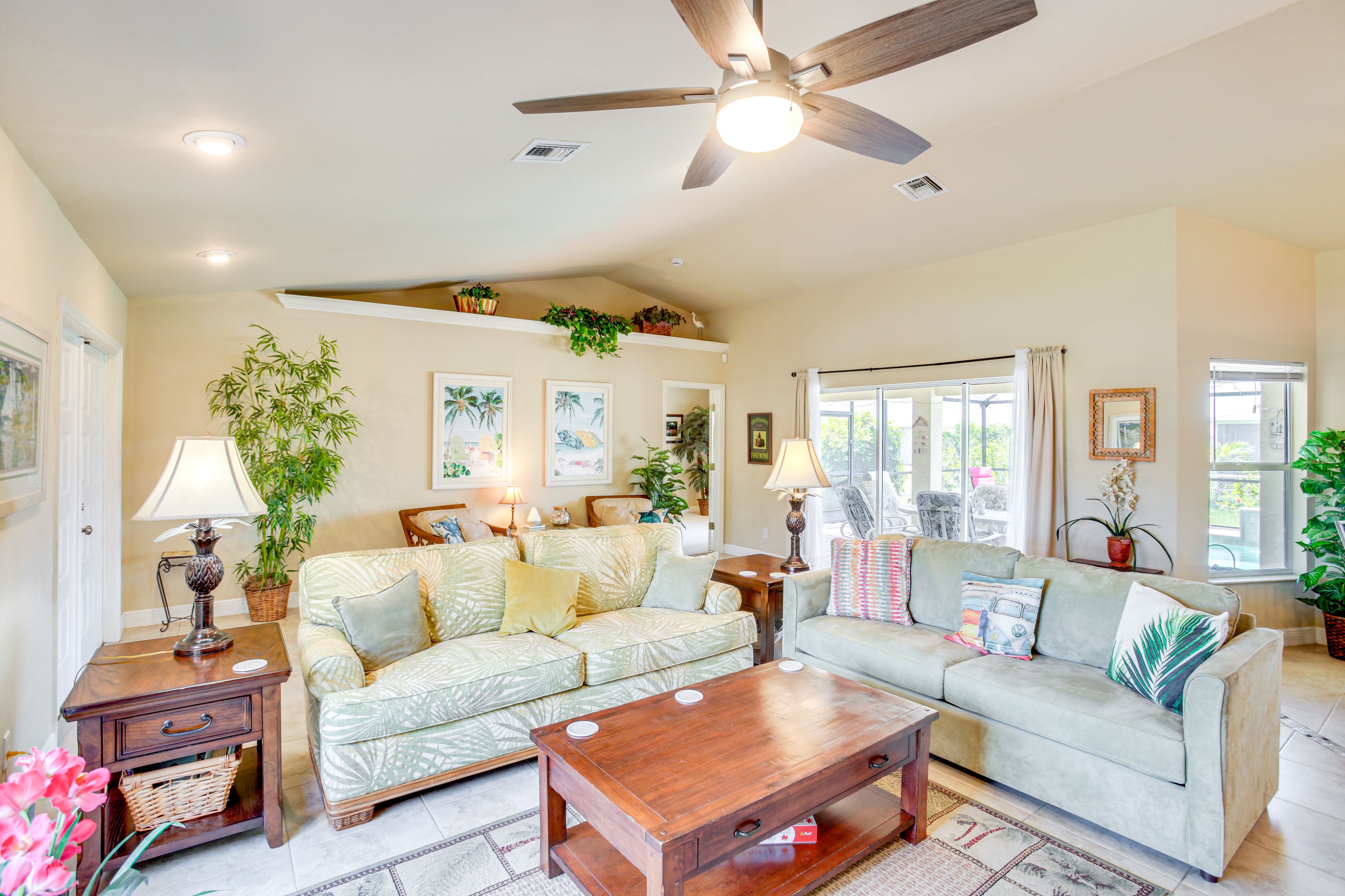 Living Room | Free WiFi | Cable TV | Central A/C & Heat
