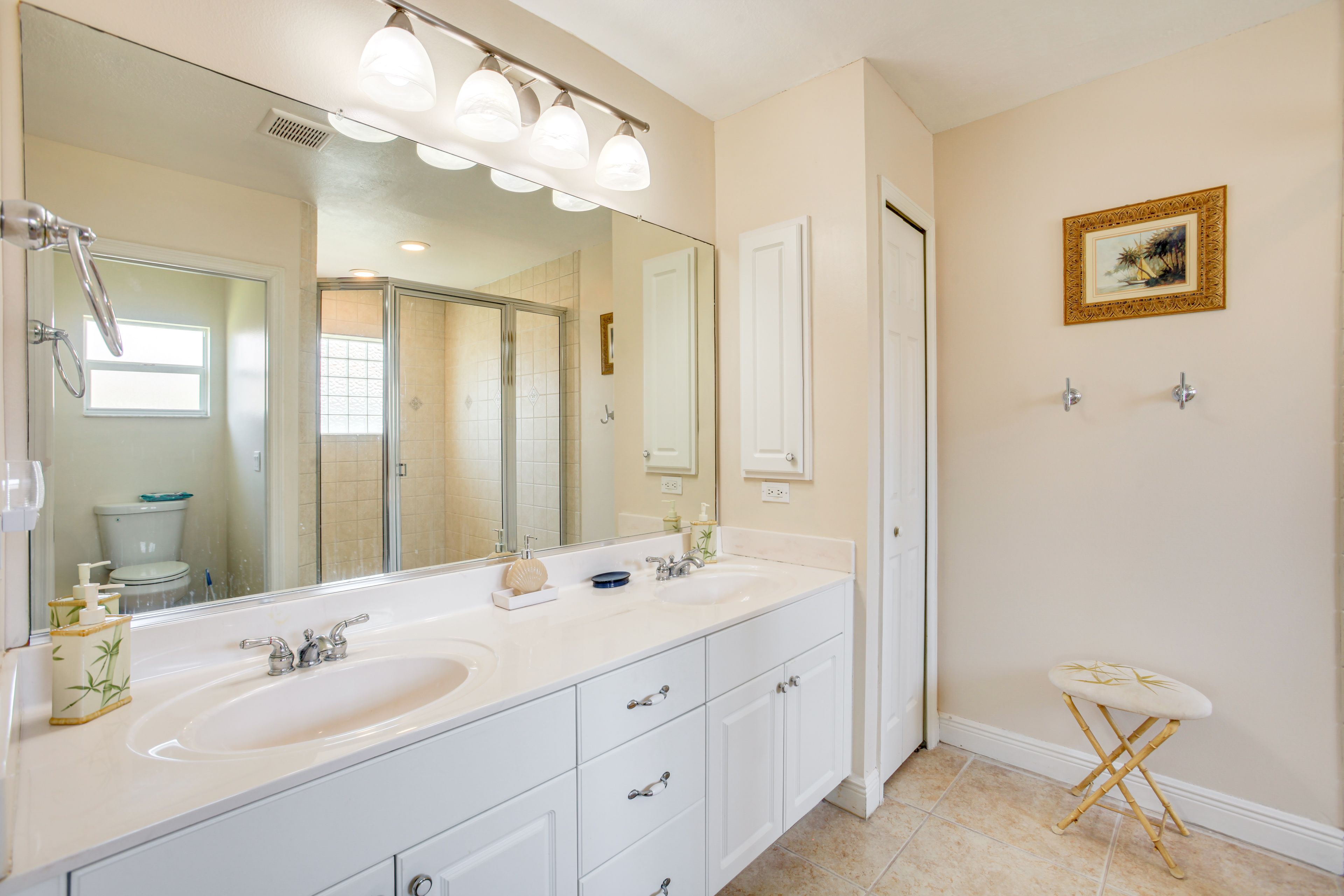 Jack-and-Jill Bathroom | Towels Provided