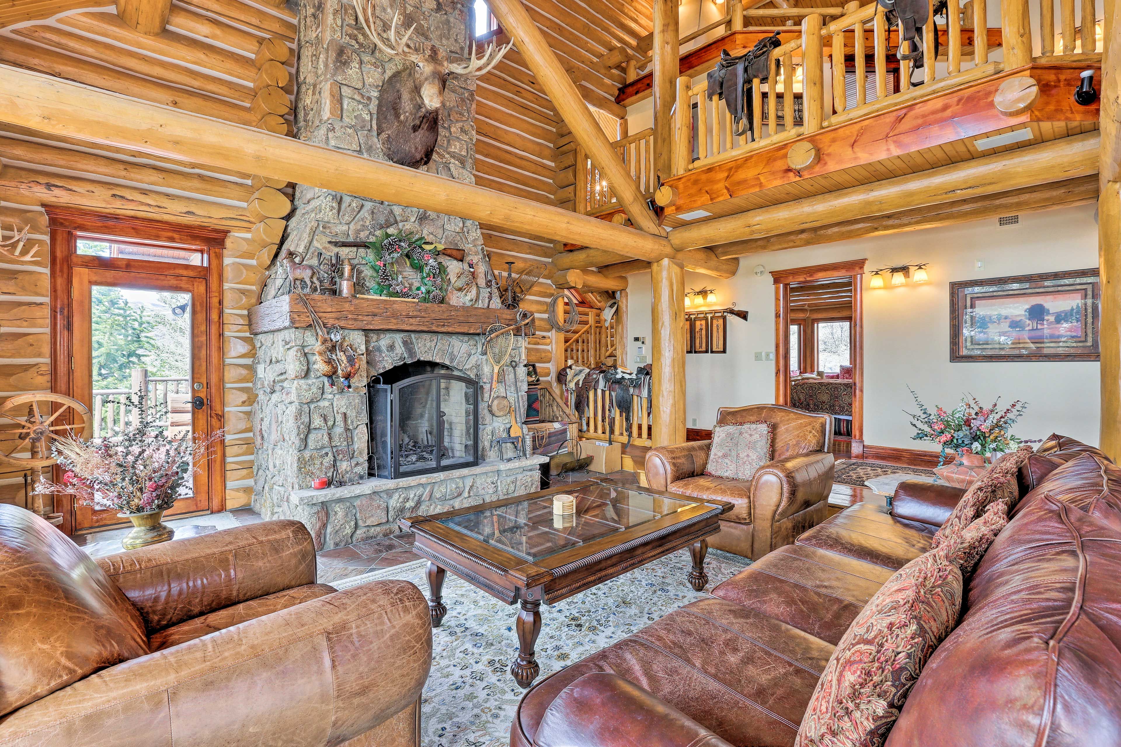 Living Room | Fireplace | Mountain Décor