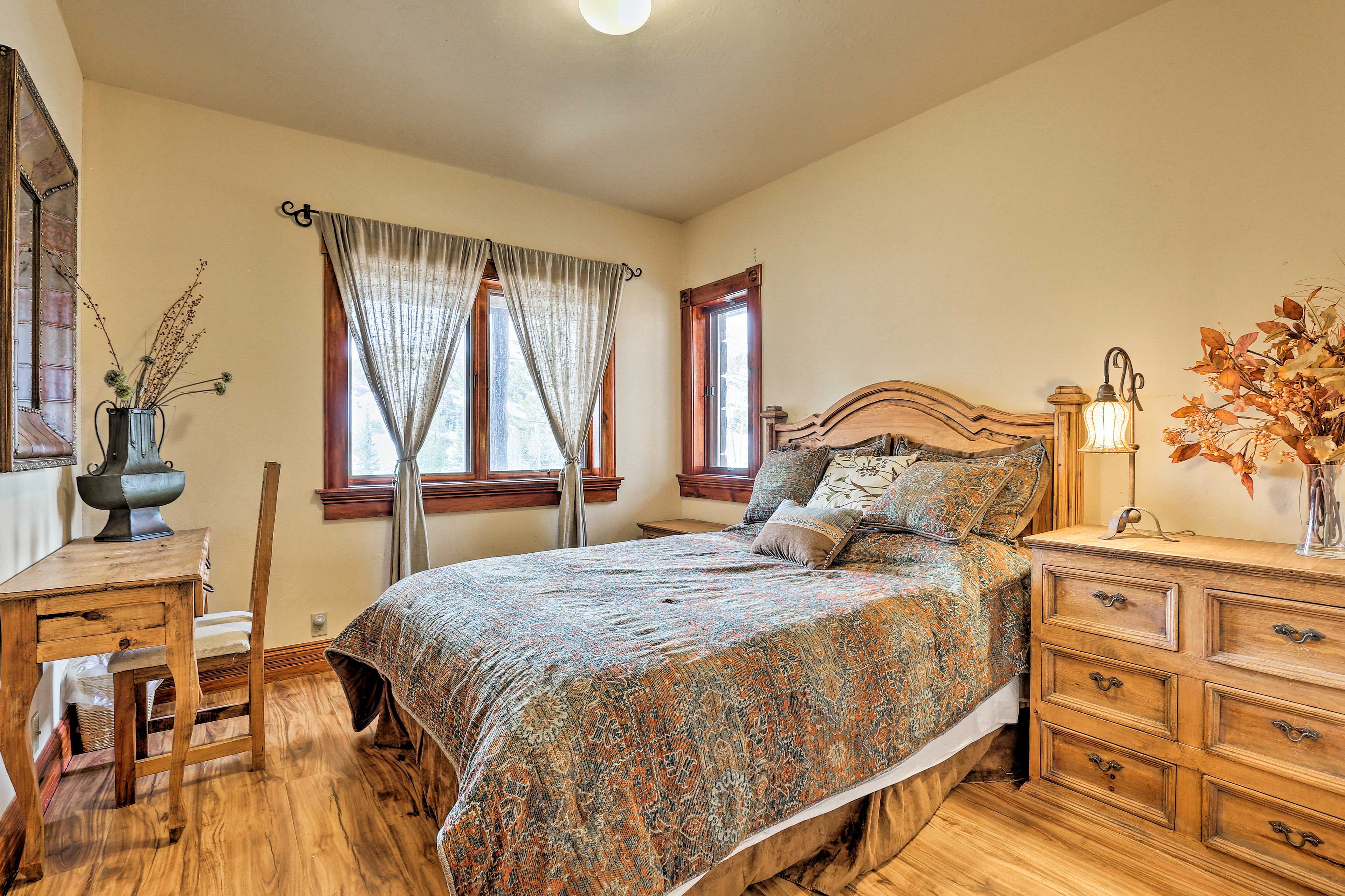 Bedroom 4 | Queen Bed | Desk