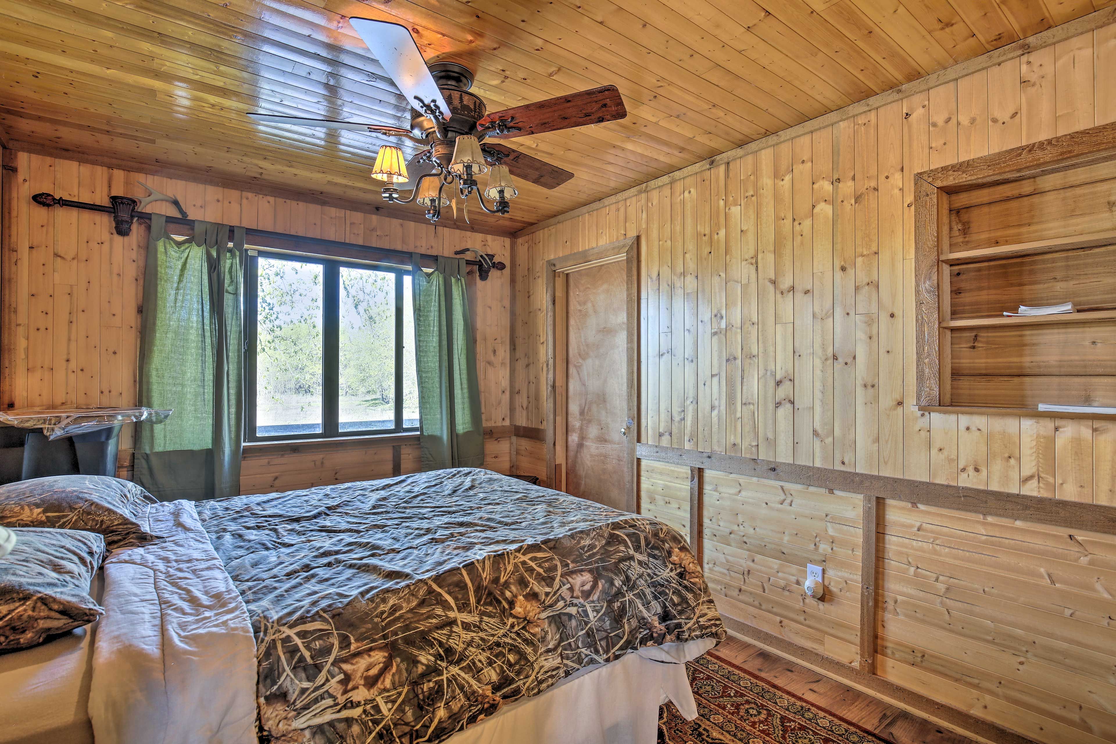 Bedroom 1 | Queen Bed