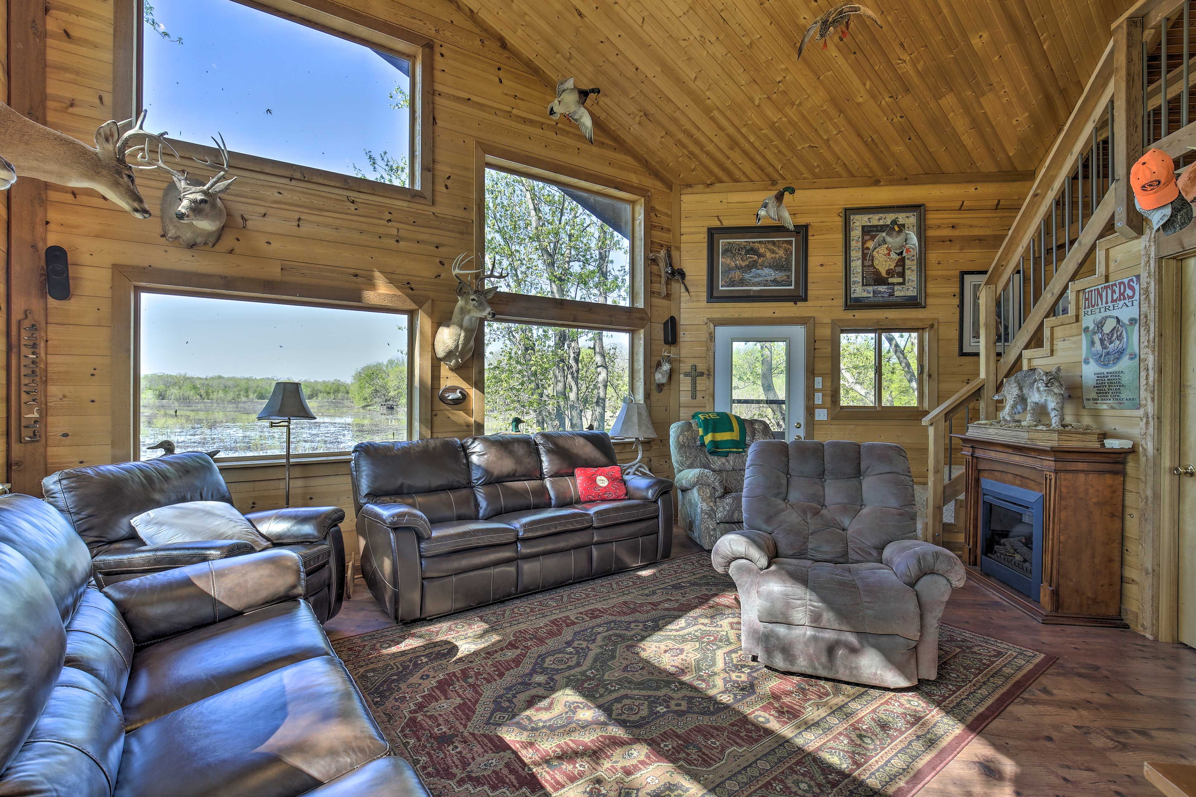 Living Room | Fireplace | Flat-Screen TV