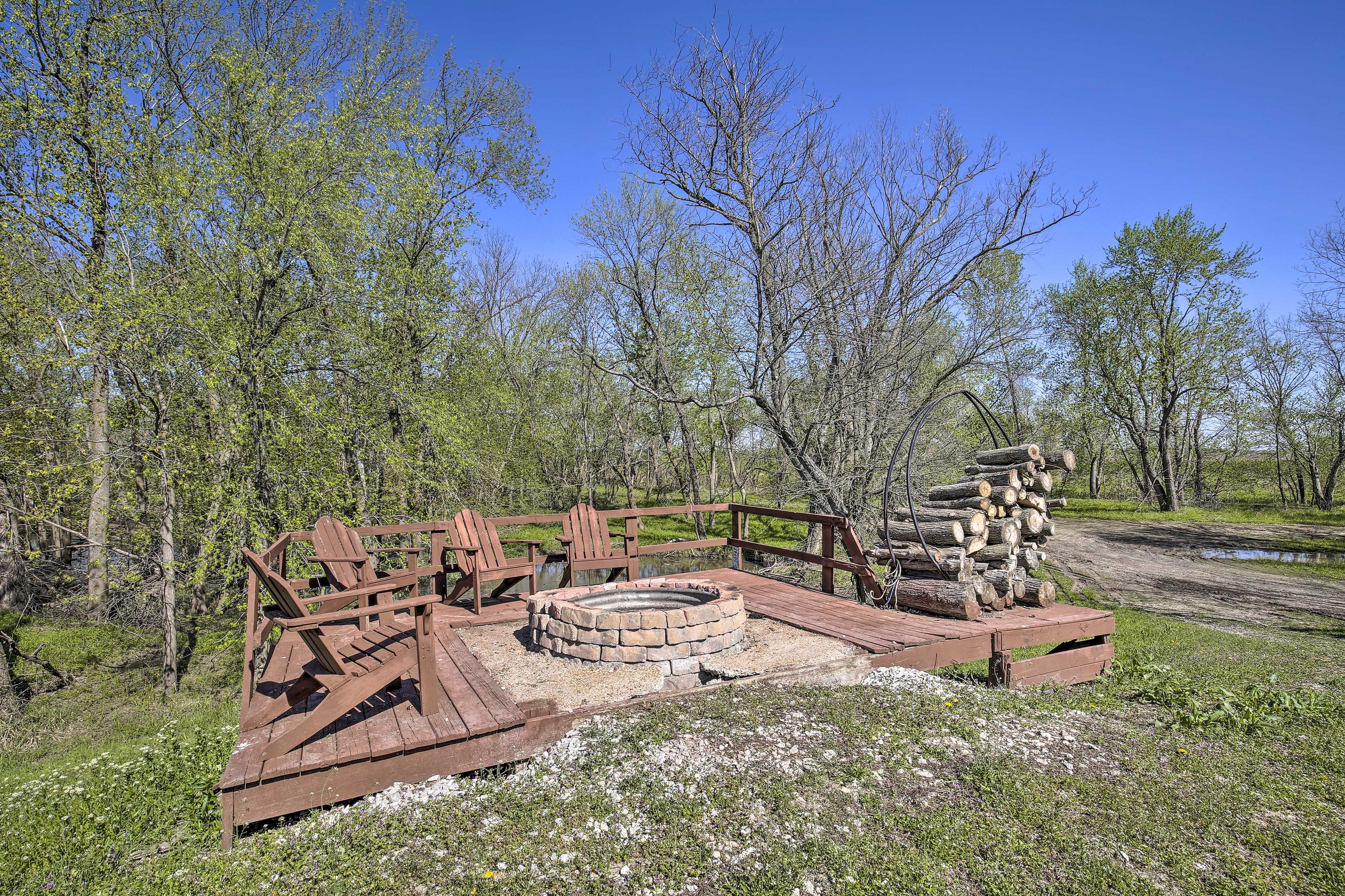 Private Fire Pit (Wood Provided)
