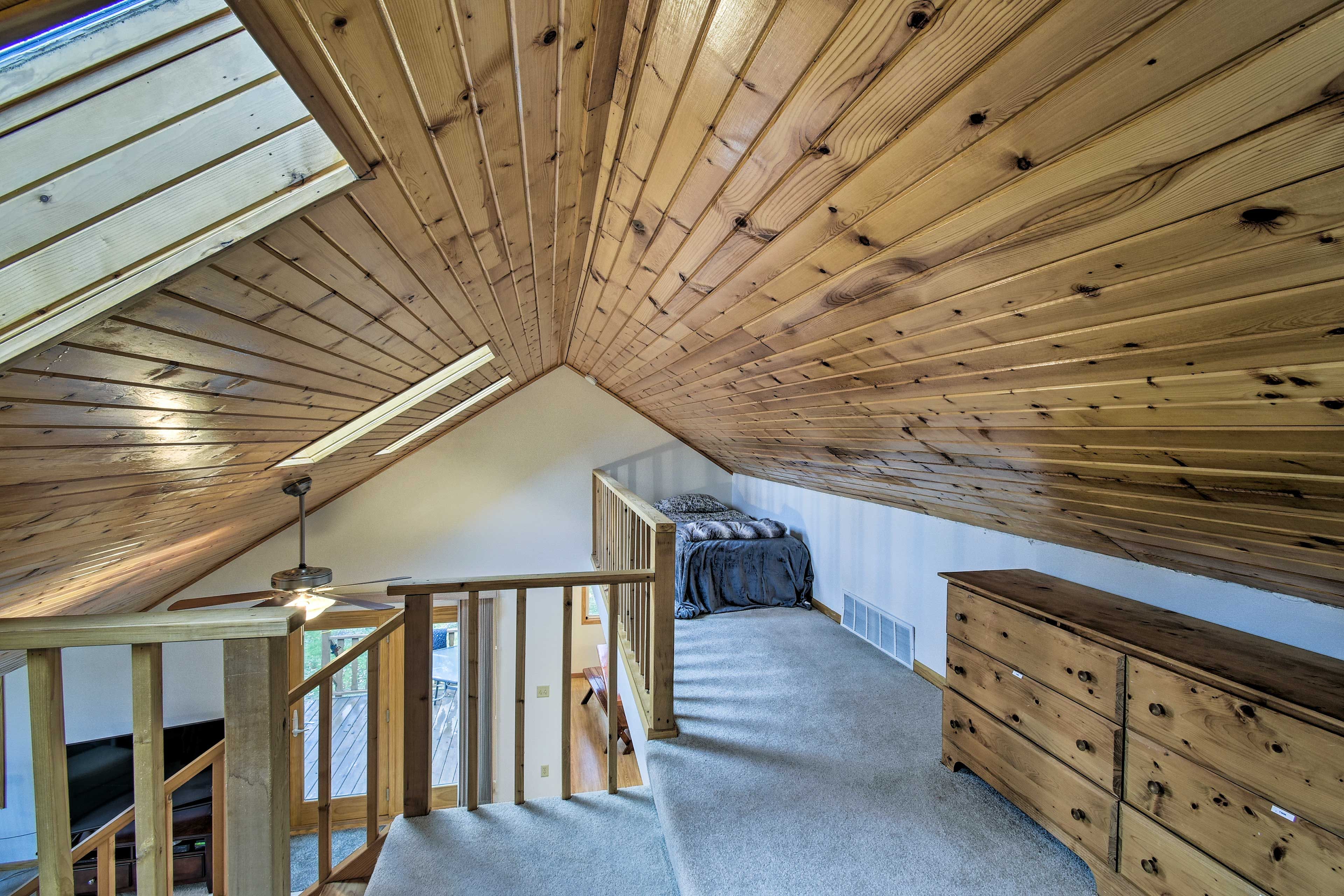 Loft | 2 Twin Beds | Full Bed