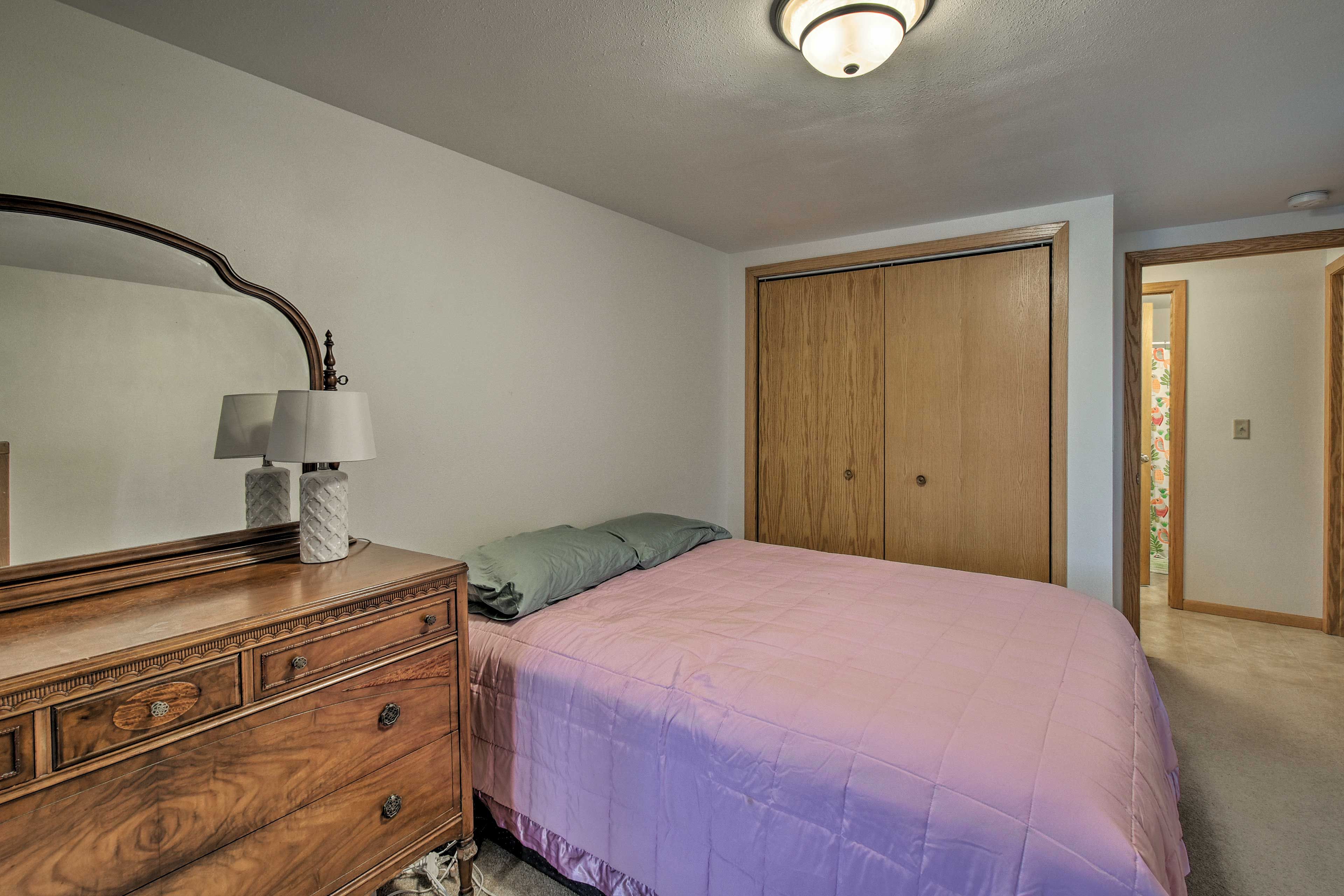 Bedroom 1 | Queen Bed