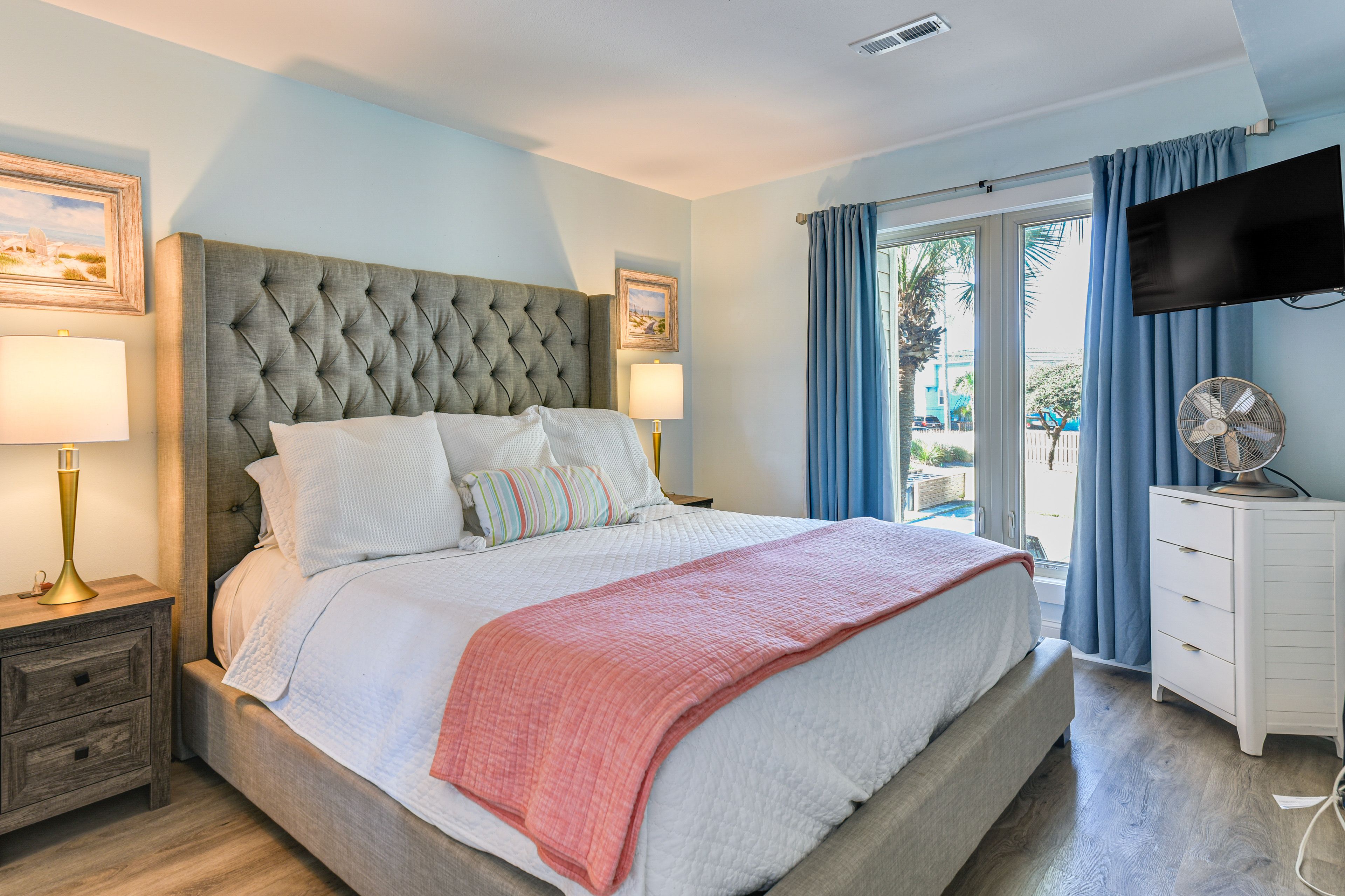 Bedroom 1 | King Bed | Main Floor