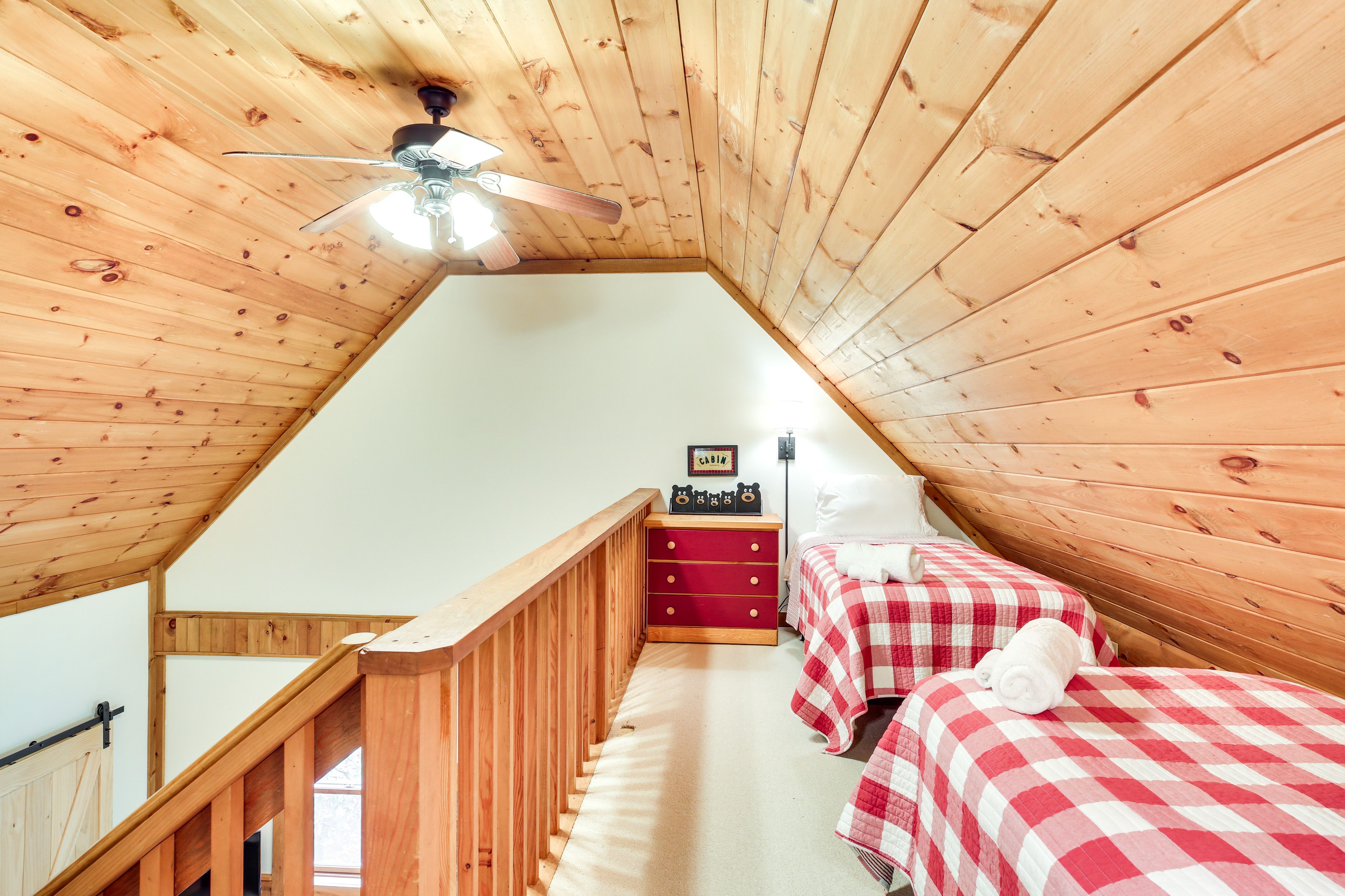 Loft | 2 Twin Beds | 2nd Floor