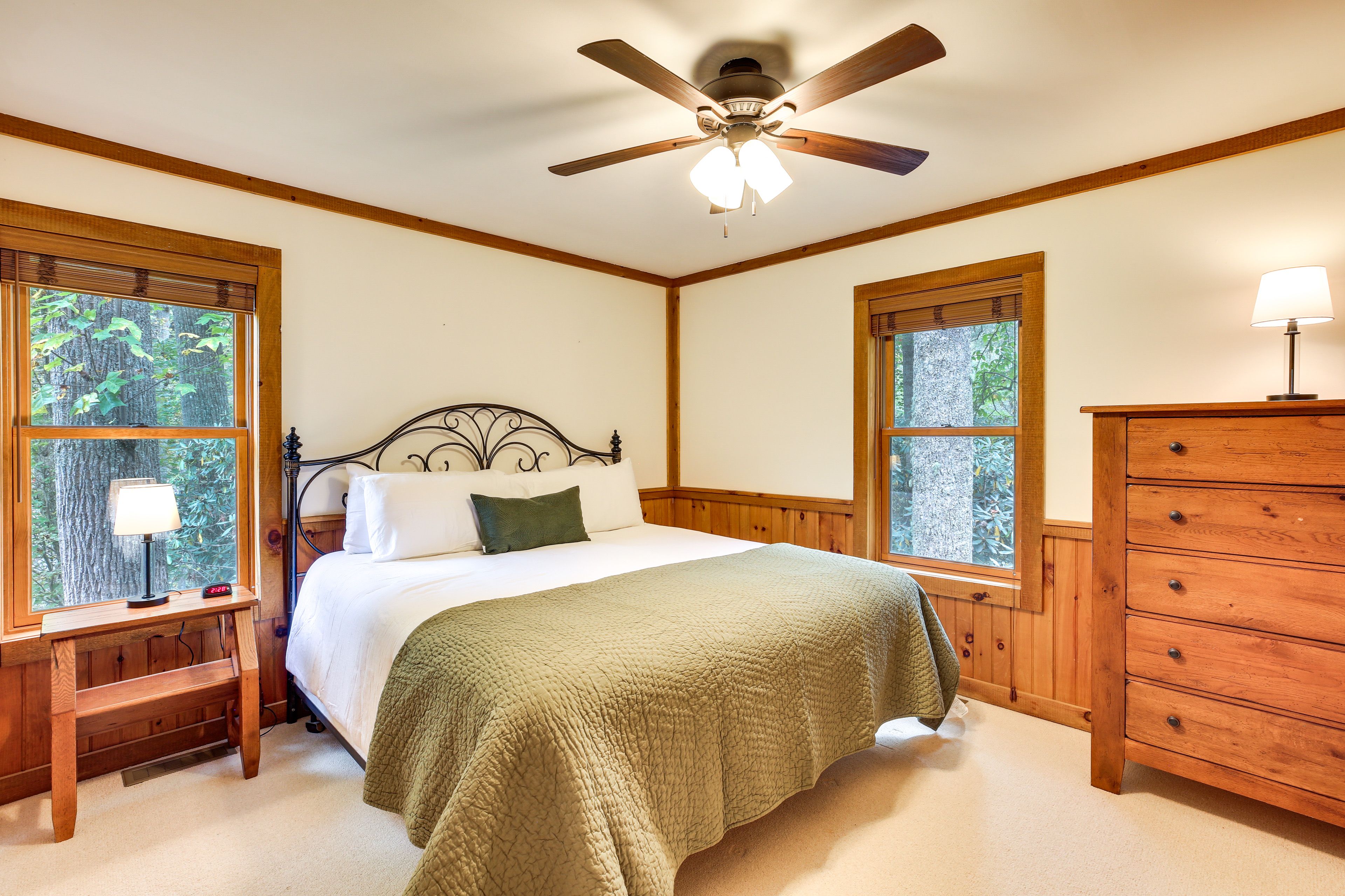 Bedroom 1 | King Bed | 1st Floor