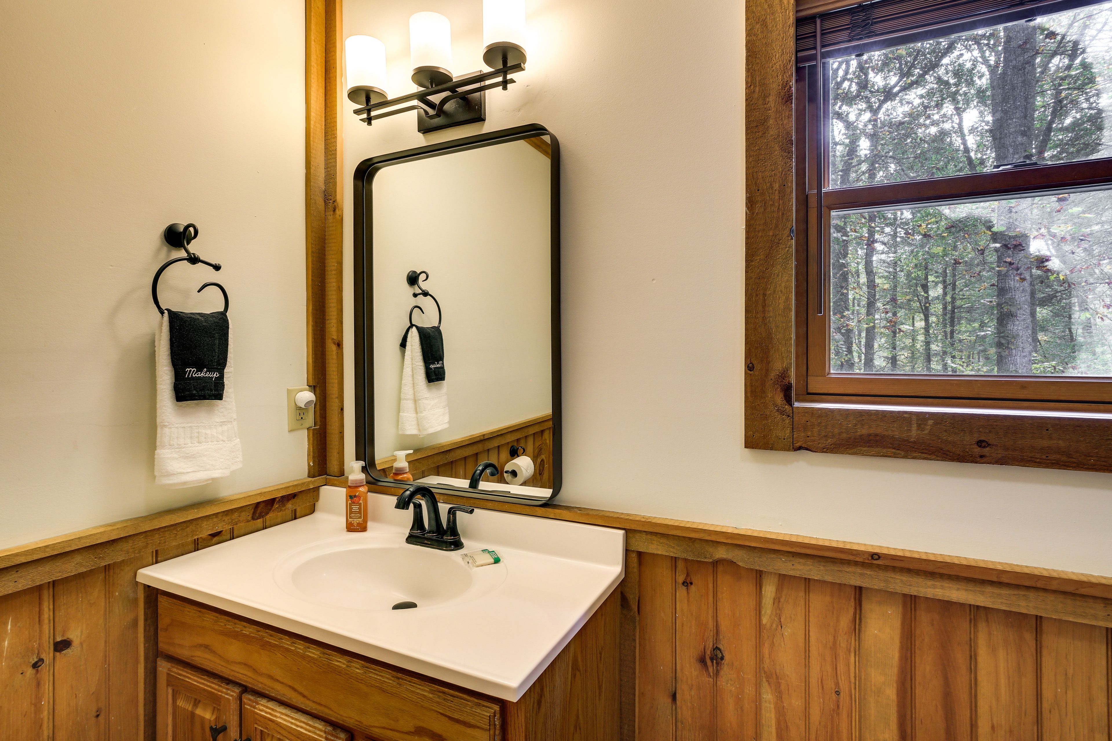 Full Bathroom | 2nd Floor