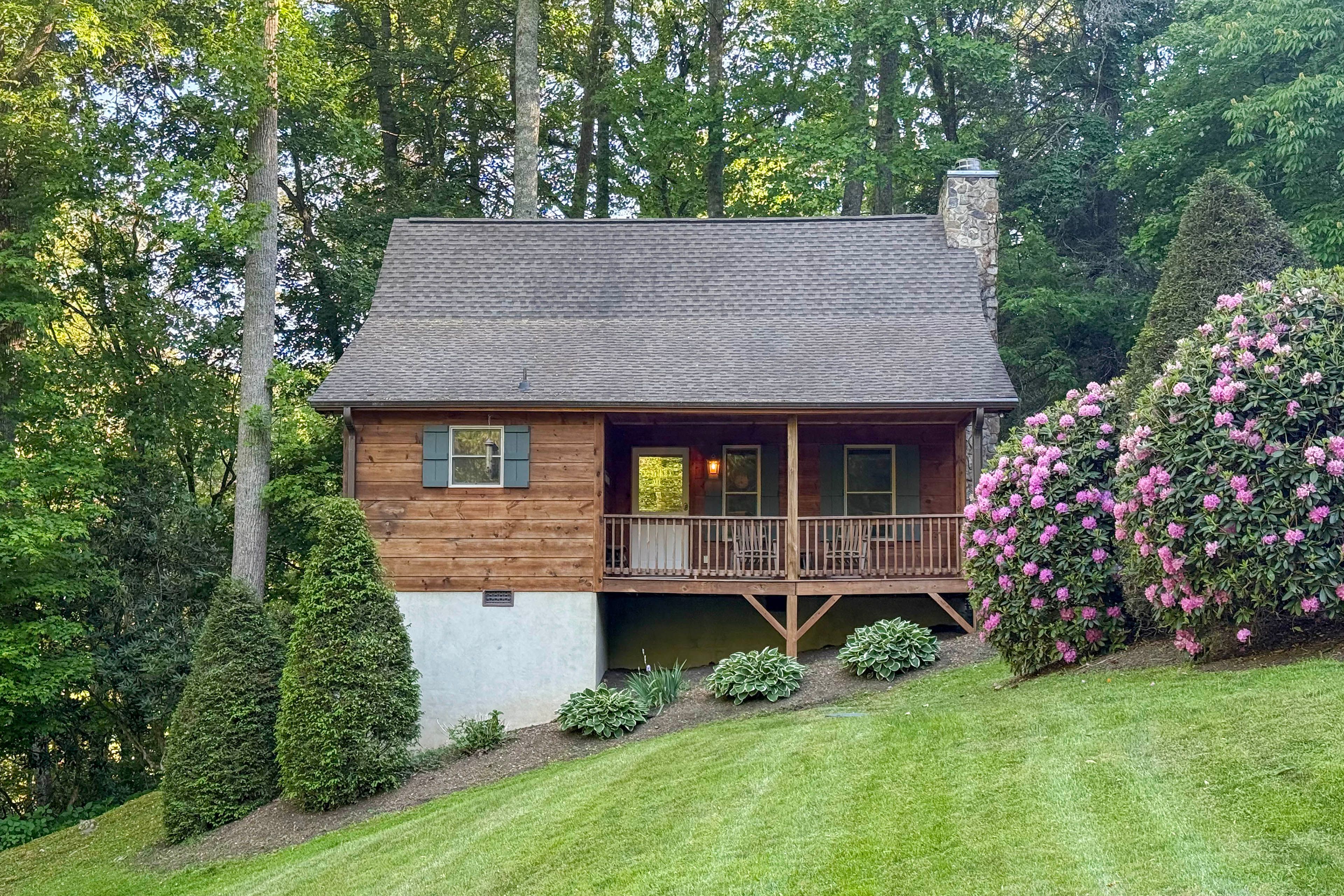 Property Exterior | Gravel Driveway (4 Vehicles)