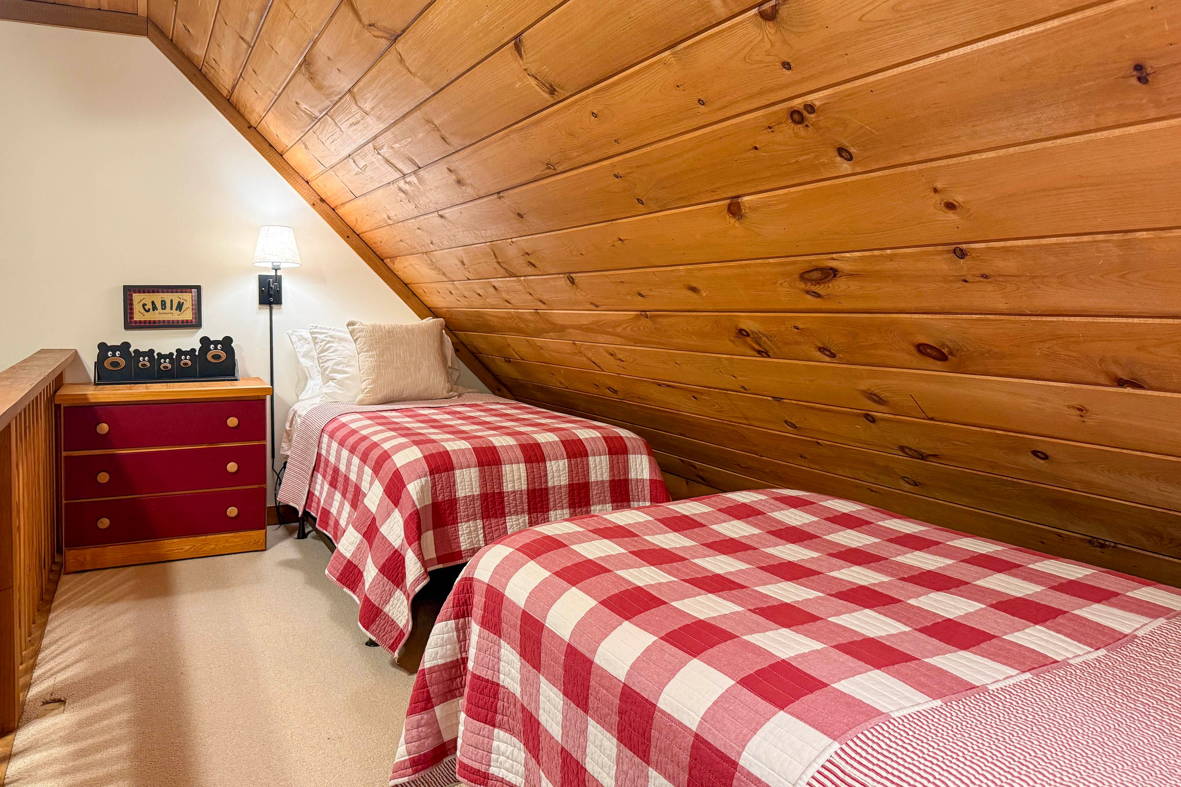 Loft | 2 Twin Beds | 2nd Floor