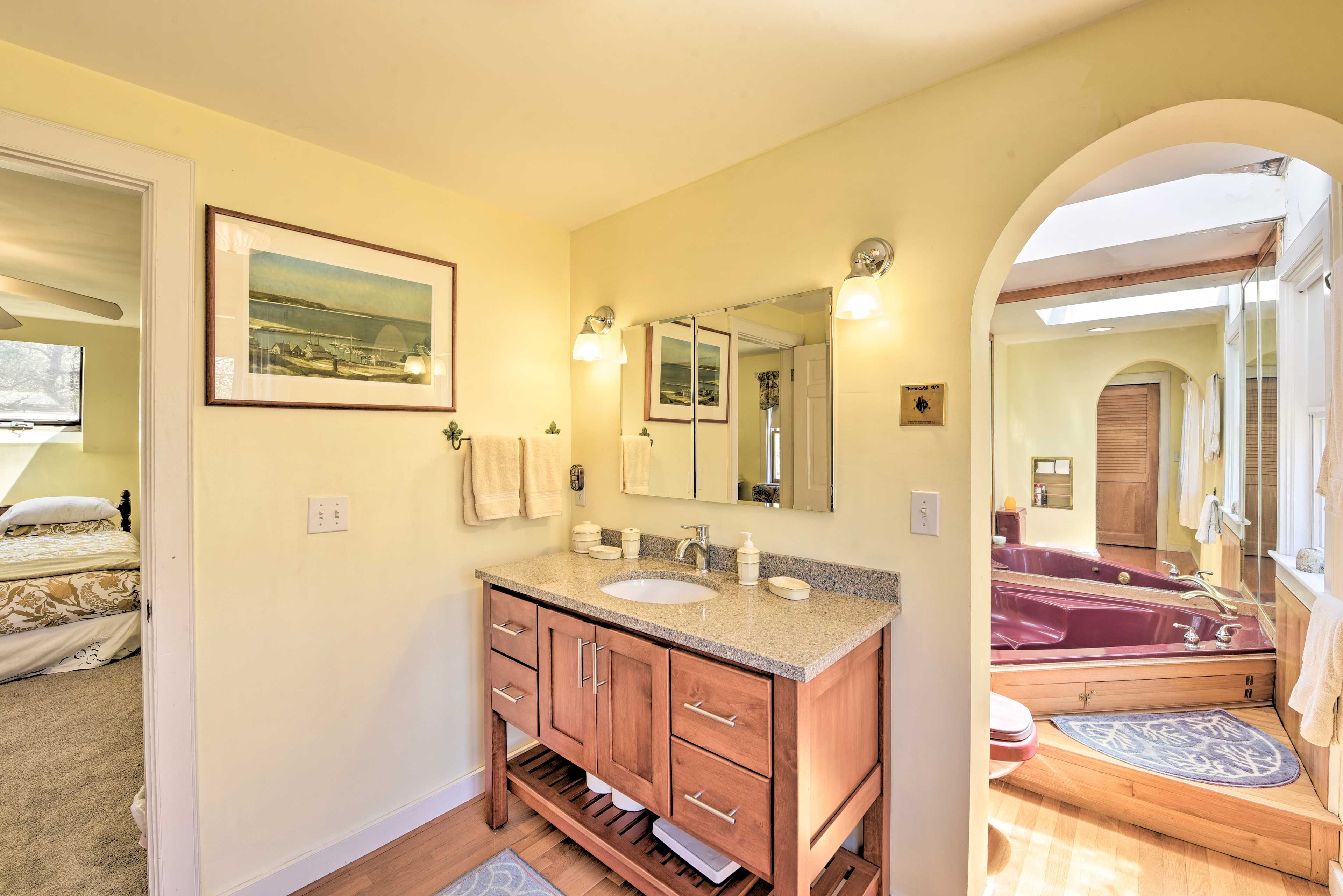 En-Suite Bathroom | Jacuzzi Tub