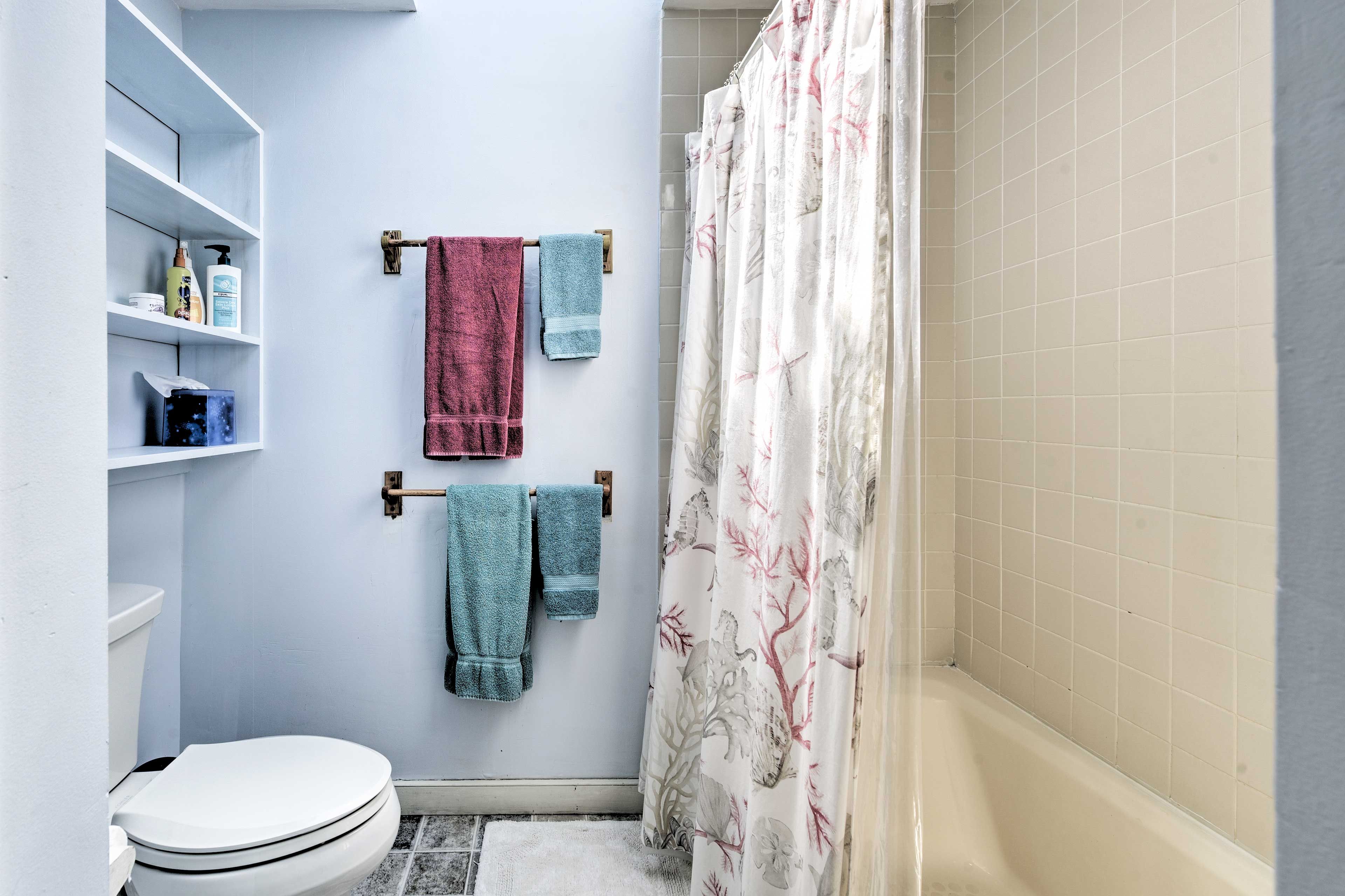 Full Bathroom | Complimentary Toiletries
