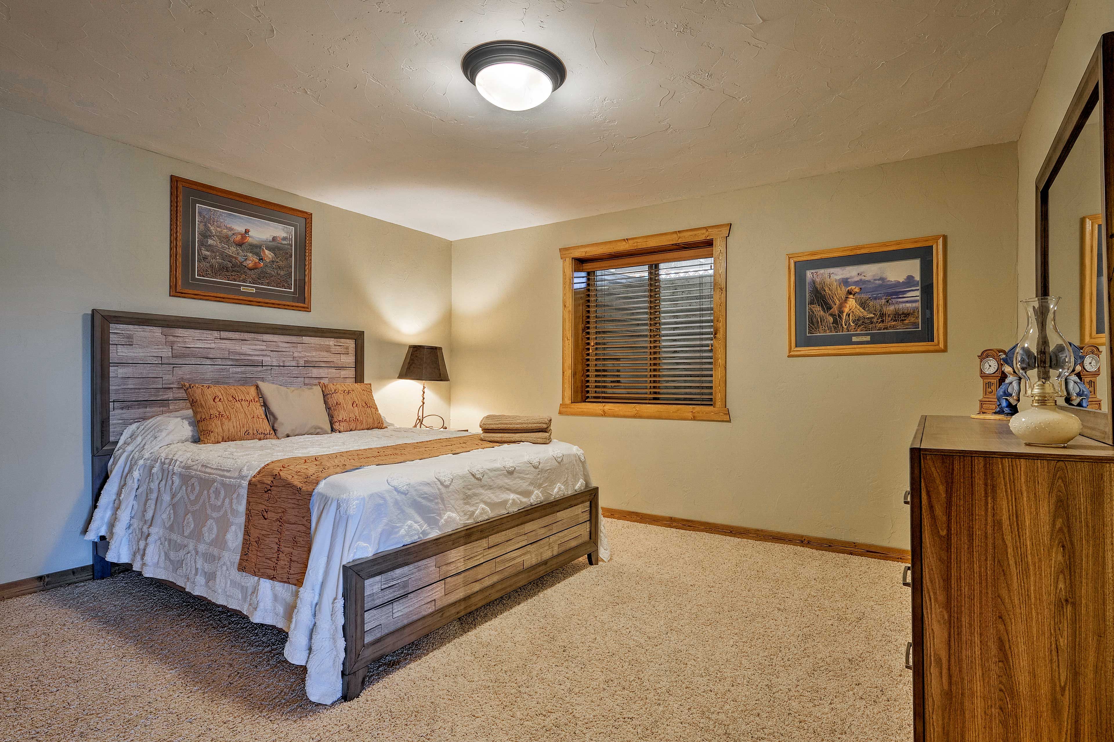 Bedroom 2 | Queen Bed