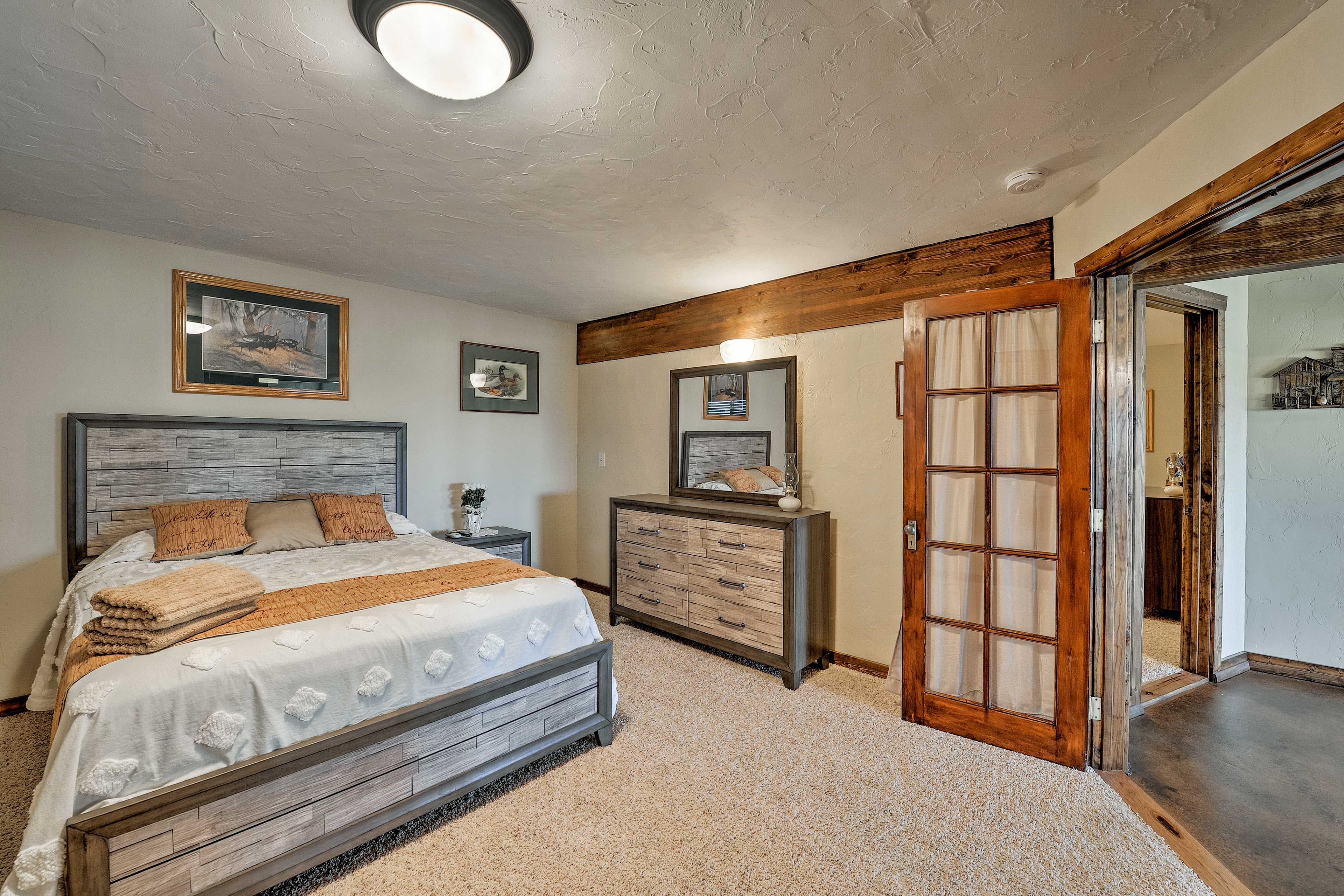 Bedroom 1 | Queen Bed