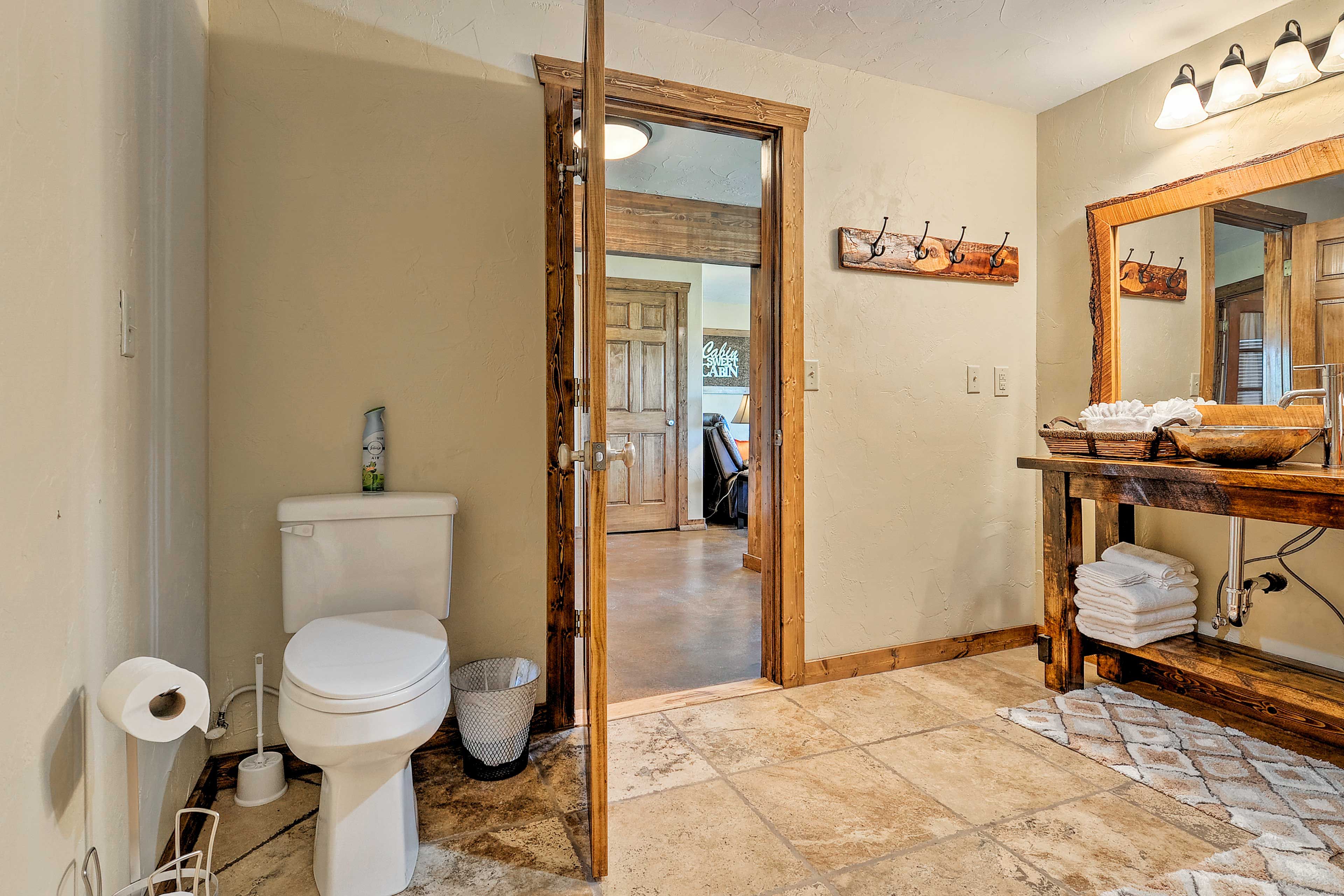 Full Bathroom | Towels Provided