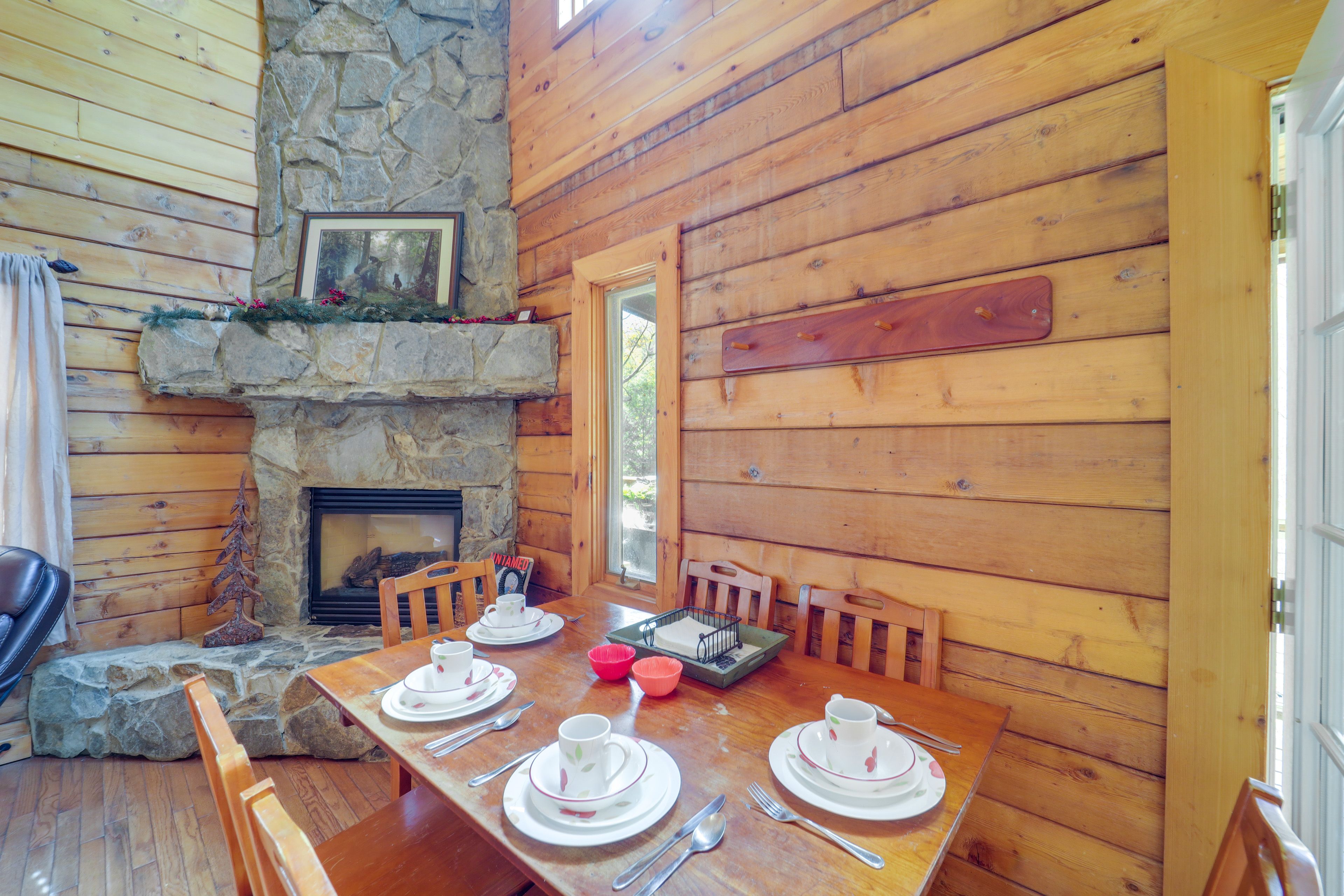 Dining Table | Dishware Provided