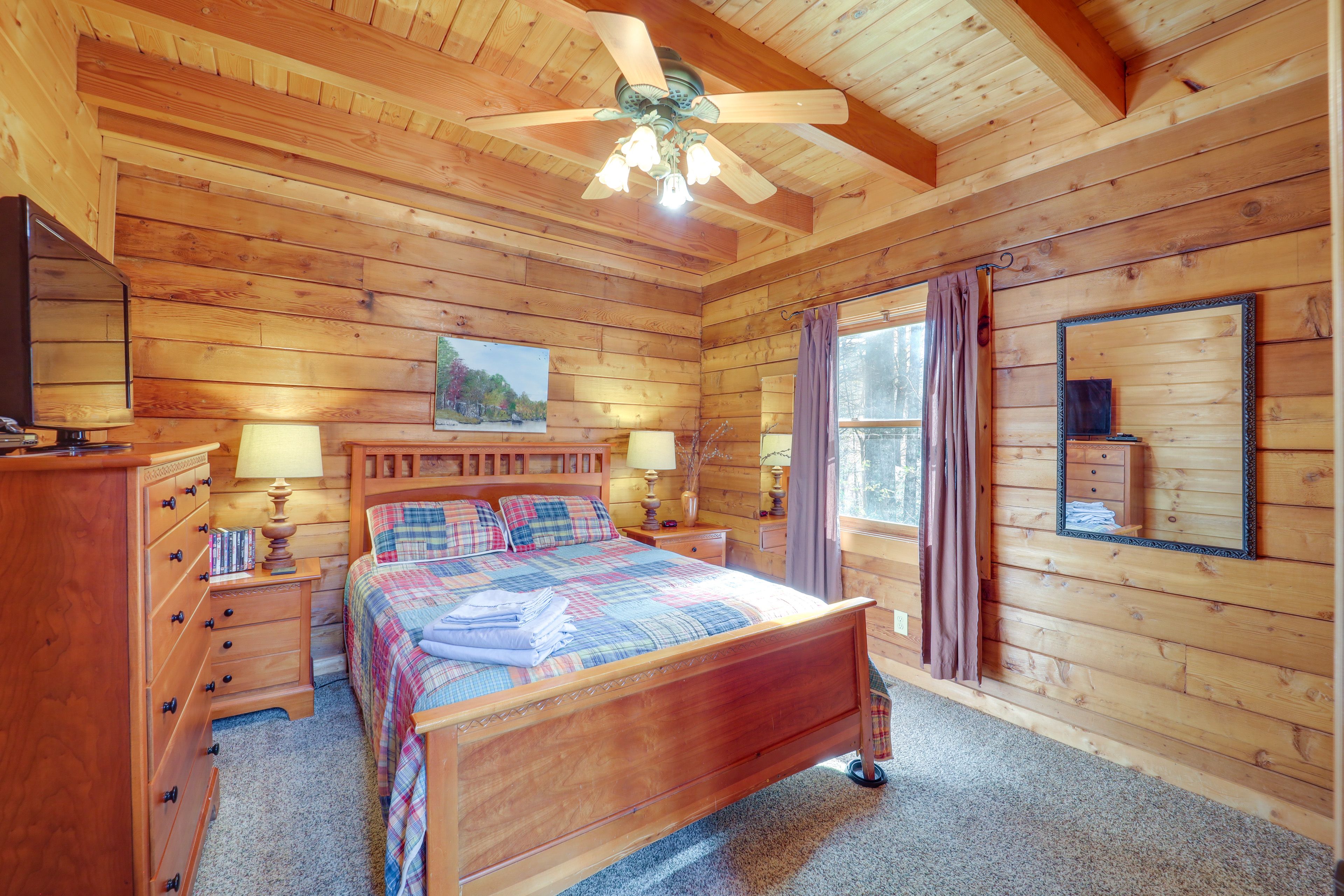 Bedroom 2 | Queen Bed
