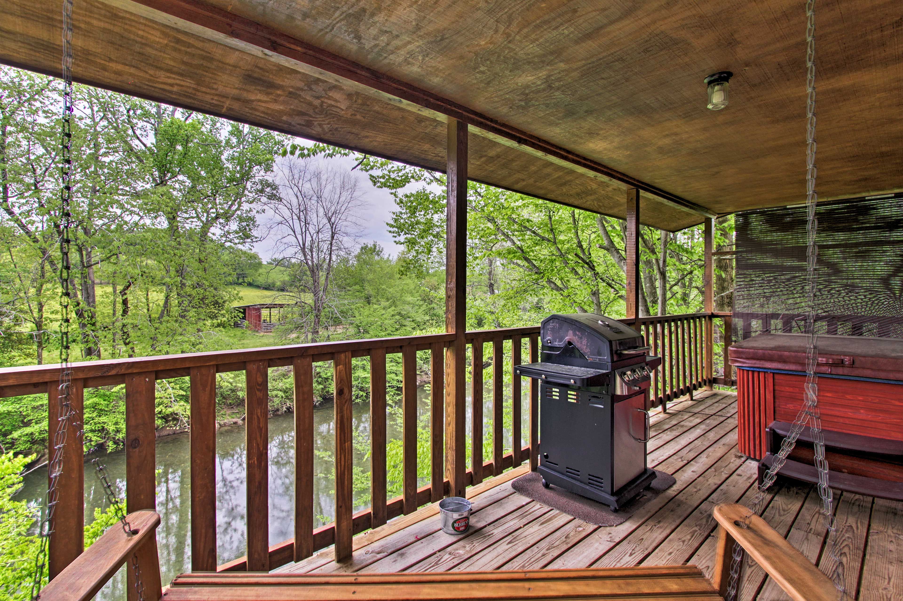 Deck w/ Gas Grill & Hot Tub