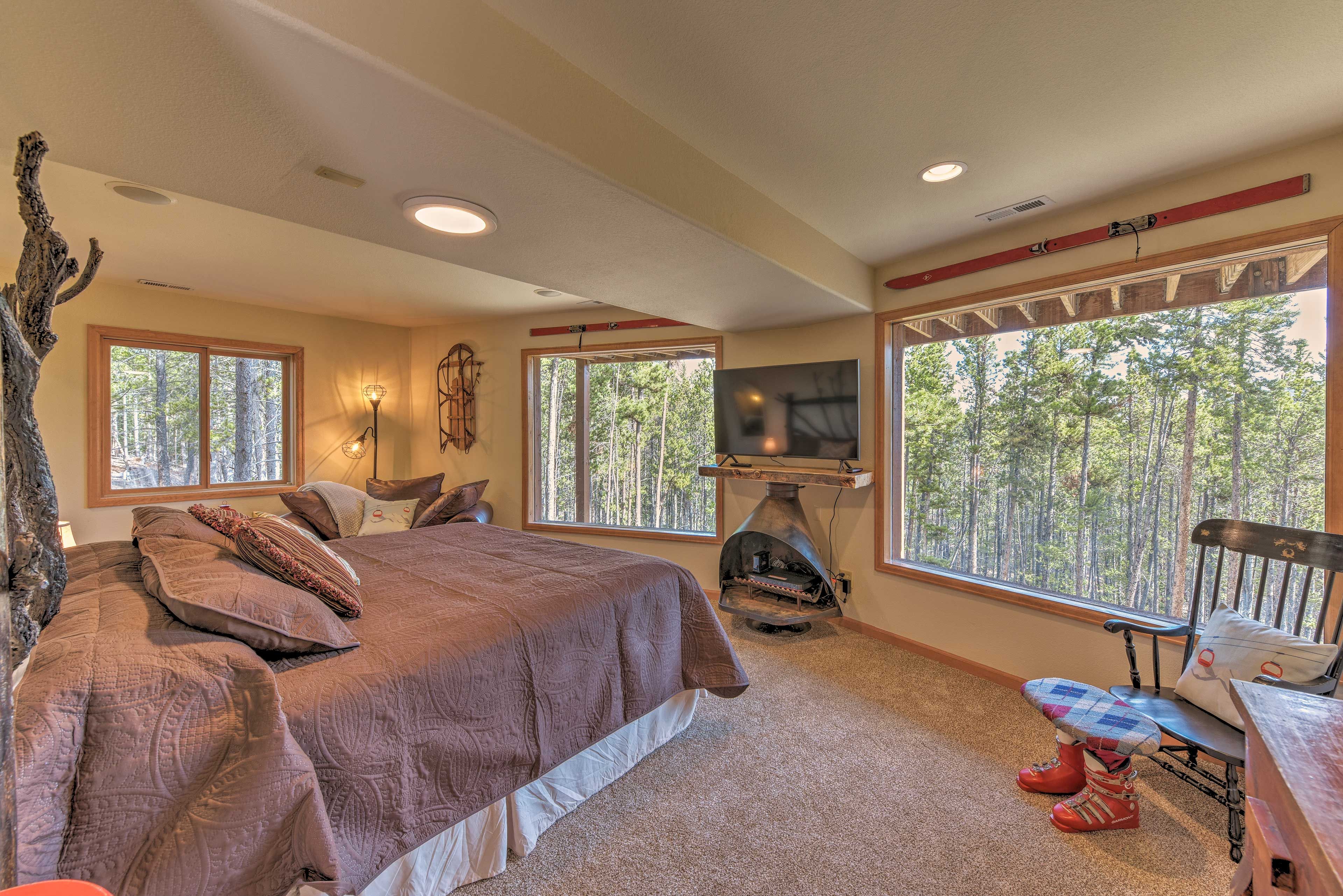 This bedroom features a king bed, flat-screen TV and undeniably scenic views!