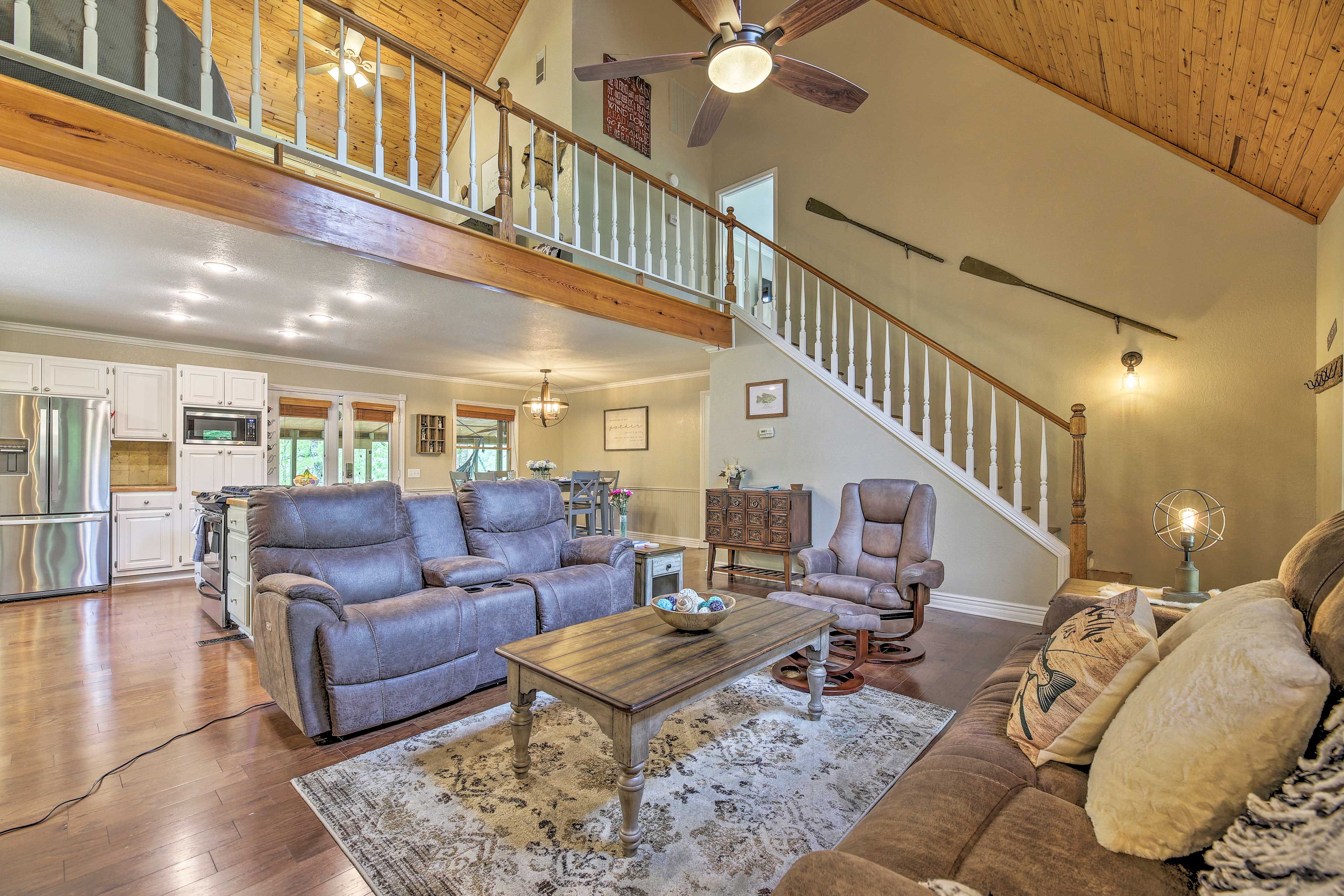 Living Room | Cable TV | Free WiFi | Central A/C & Heating