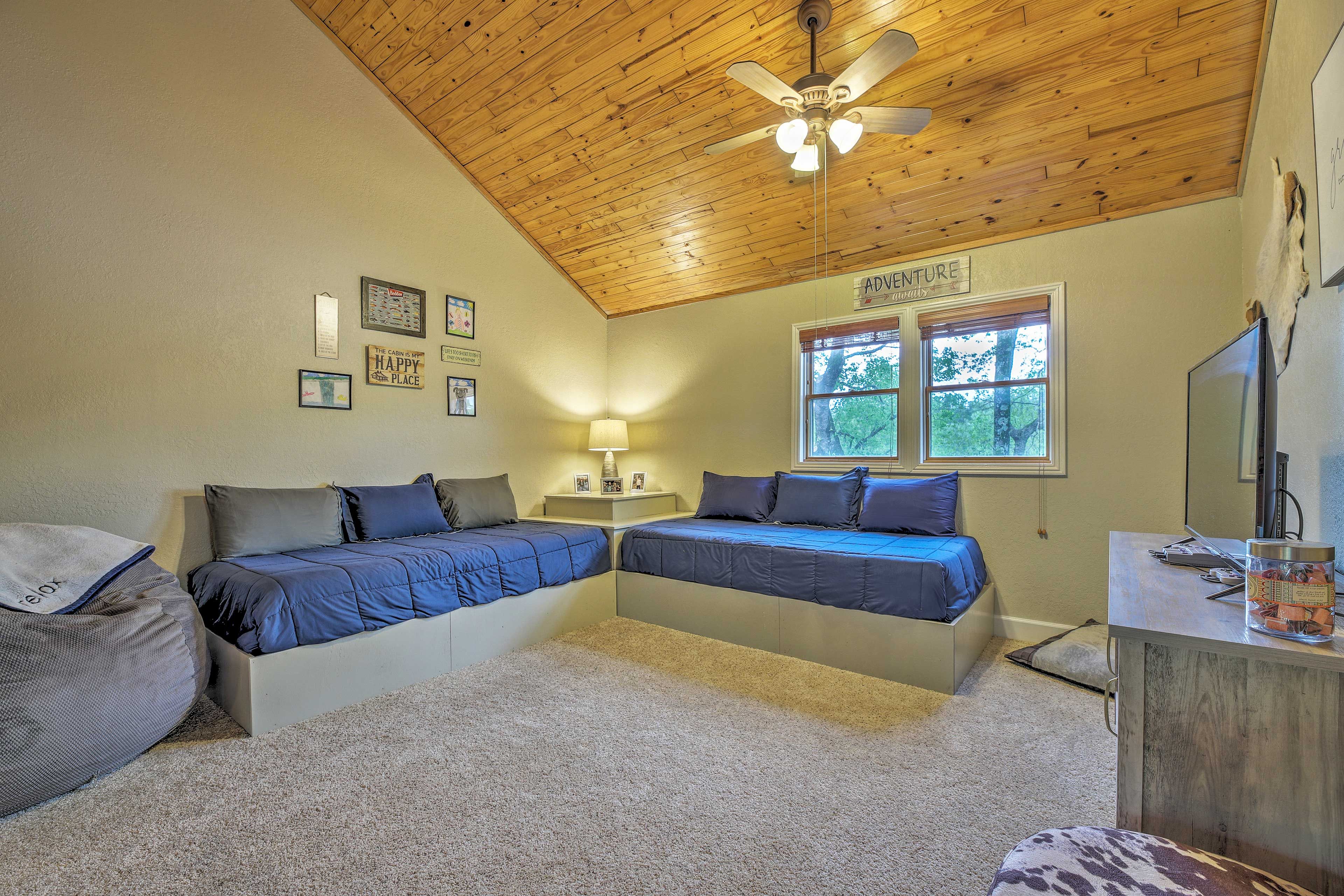 Loft | 2 Twin Beds | Cable TV