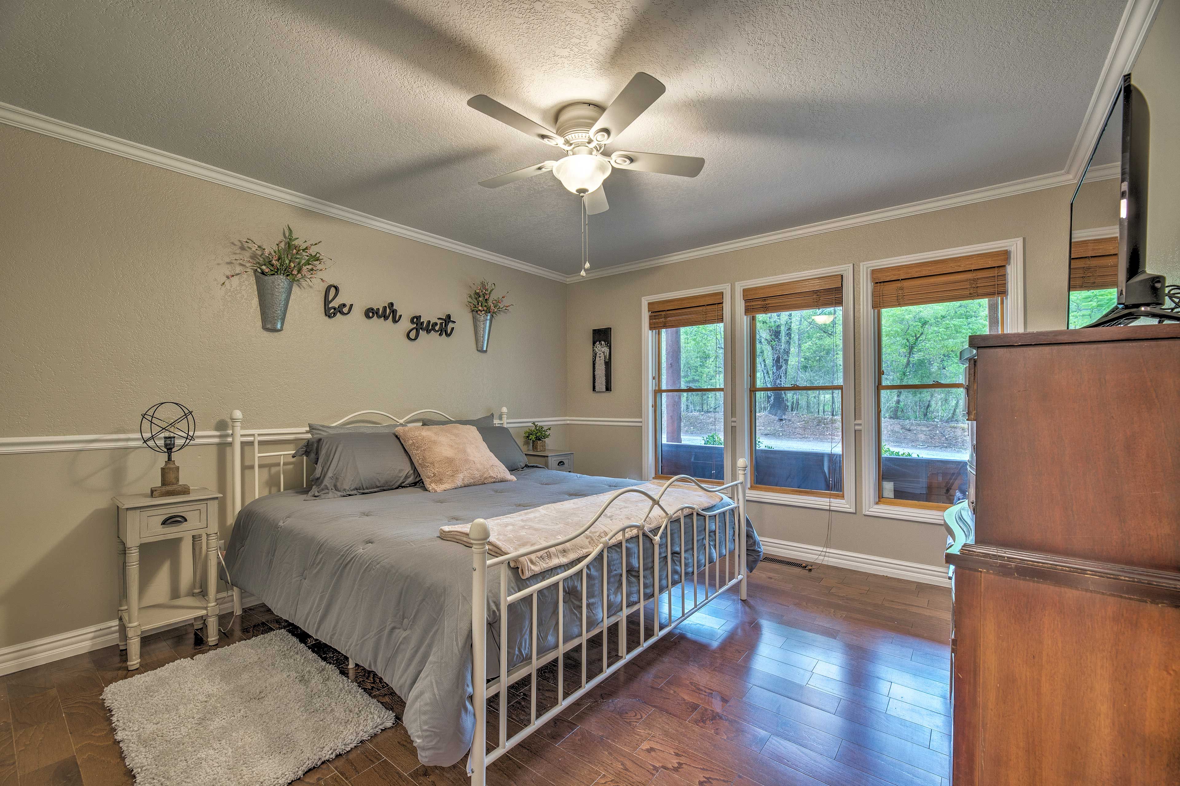 Bedroom 1 | King Bed | Cable TV | Linens Provided