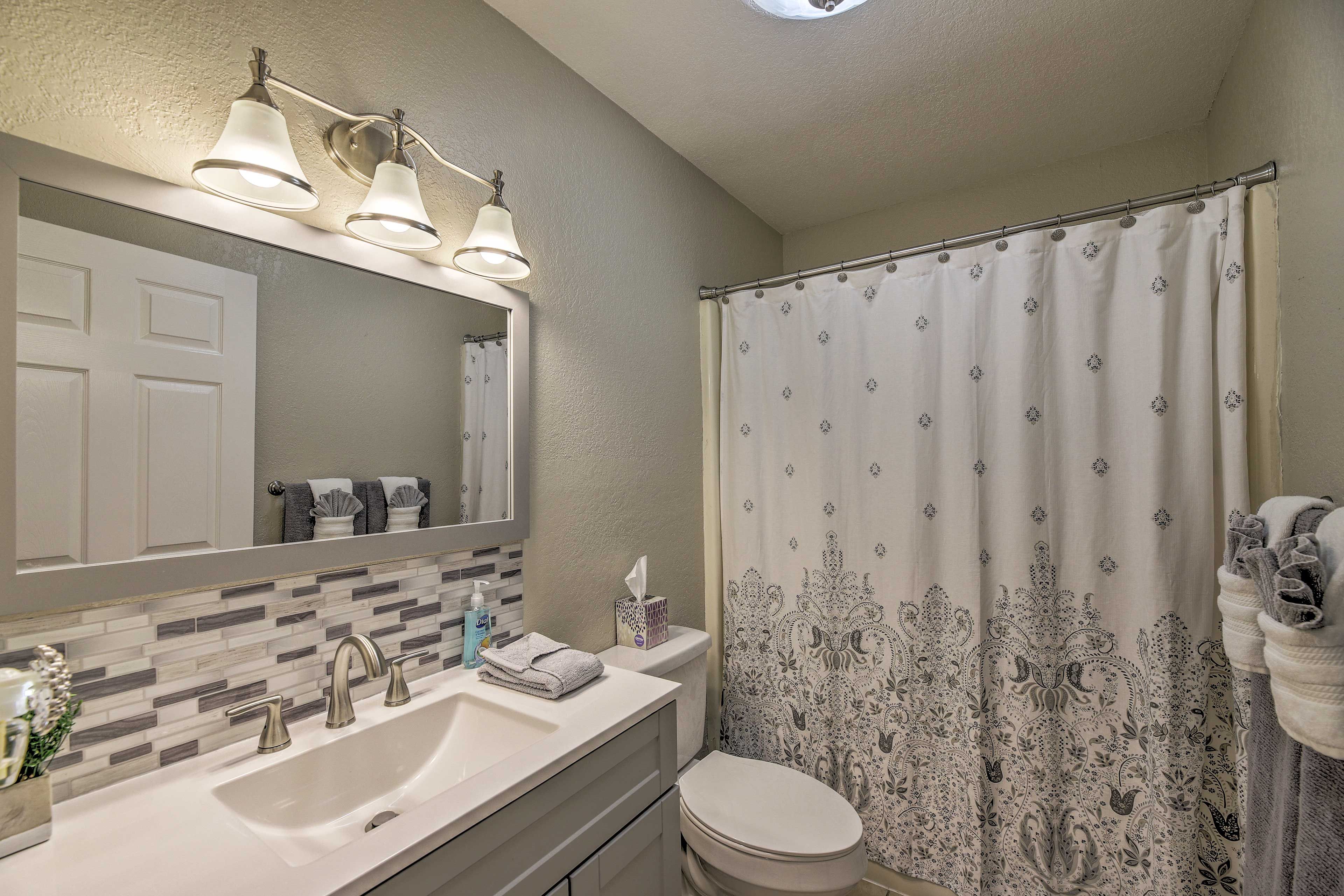 Full Bathroom | Towels Provided